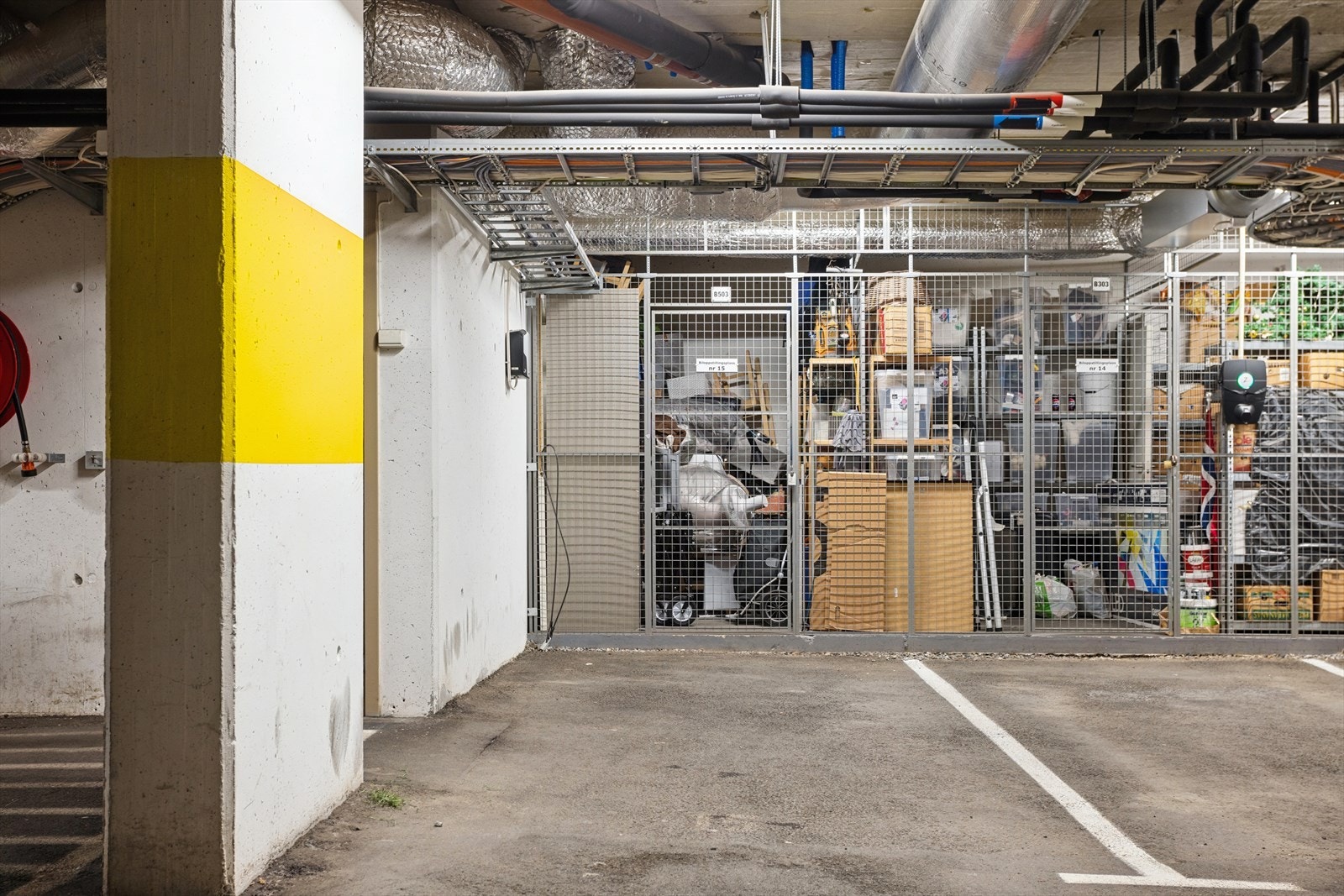 Garasjeplass med lader medfølger. Bod i bakkant av plassen. Galleribilde