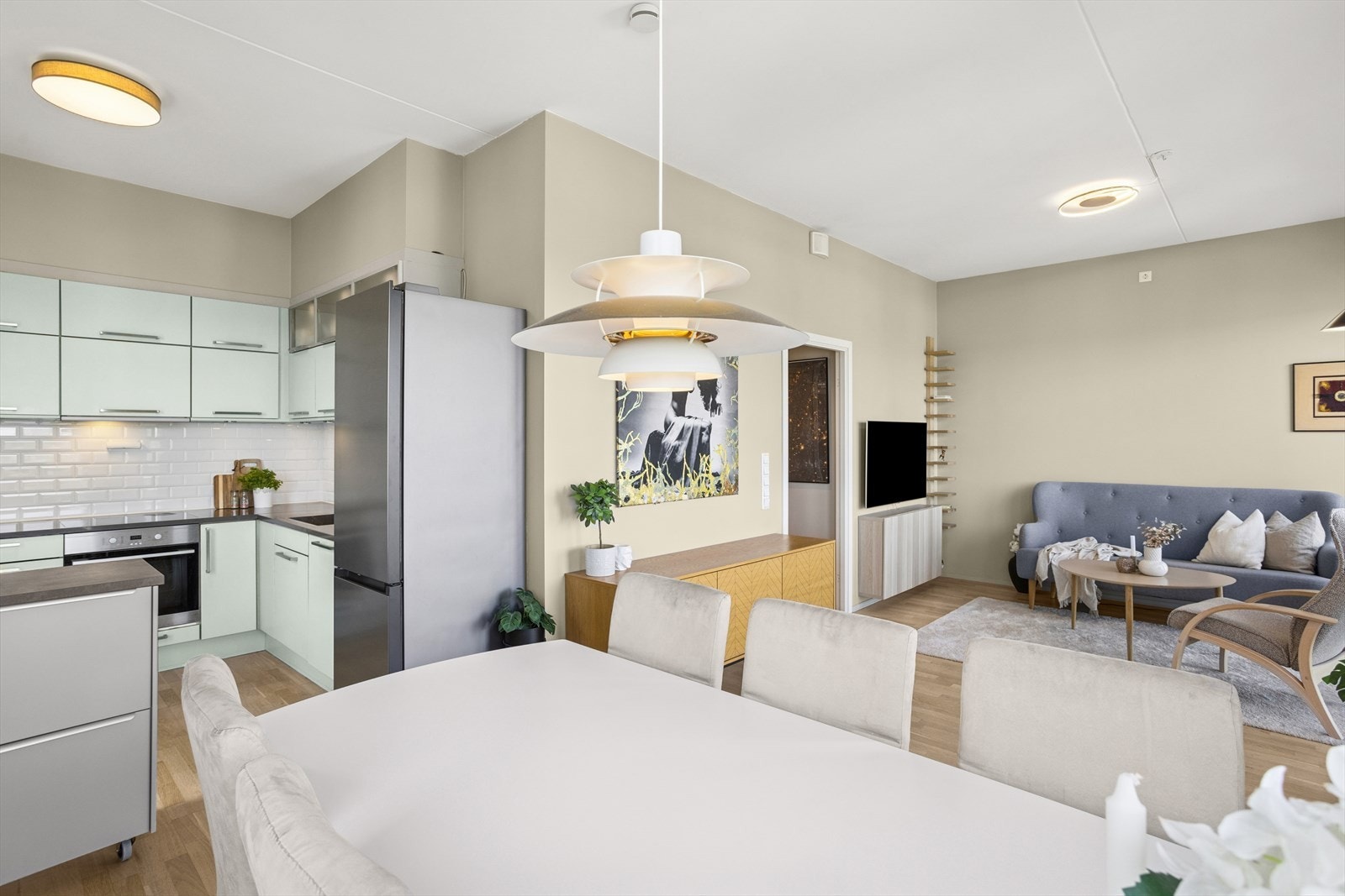 Naturlig plass til spisebord mellom stue og kjøkken. Galleribilde