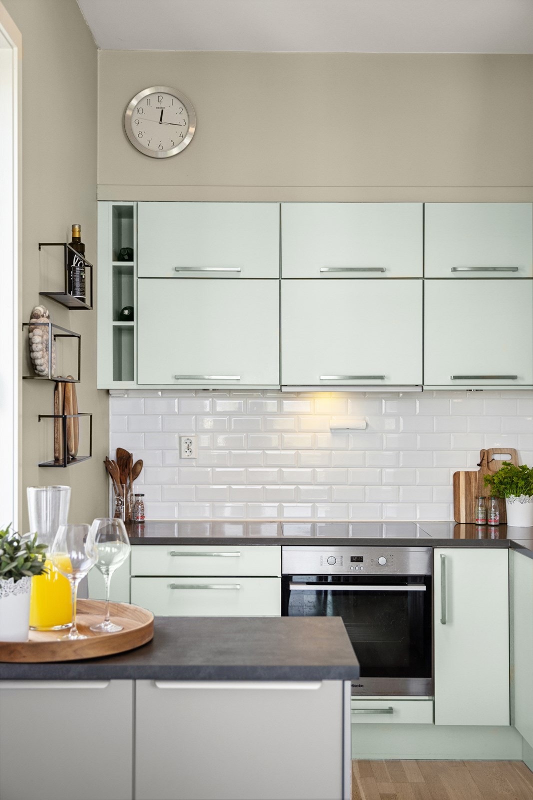 Innredningen er fra Norema. Integrert oppvaskmaskin fra Bosch. Integrert stekeovn og induksjonstopp fra Miele. Det er montert komfyrvakt og lekkasjestopper. Galleribilde