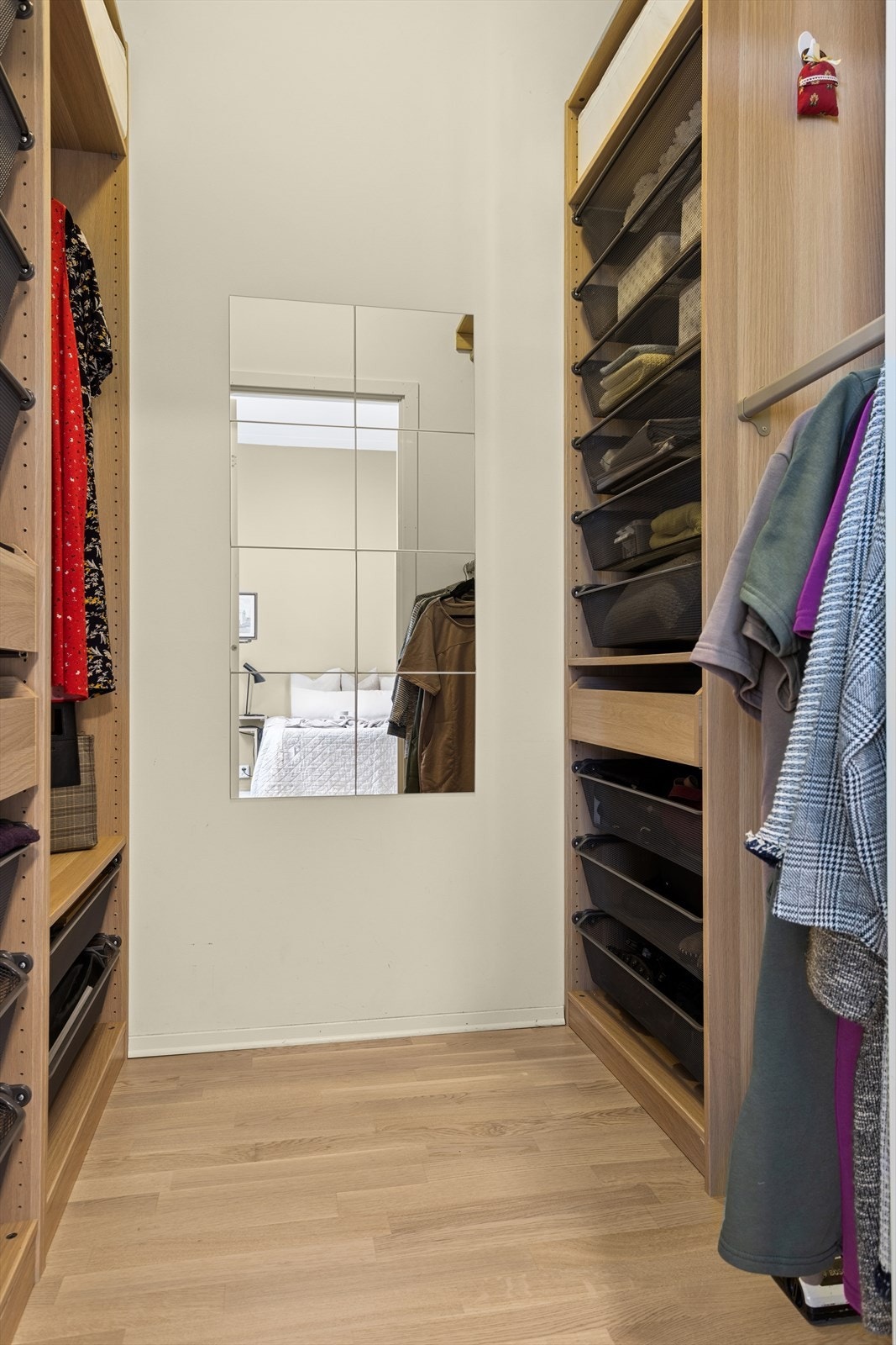 Eget walk-in closet med god oppbevaringsplass og praktisk innredning. Galleribilde