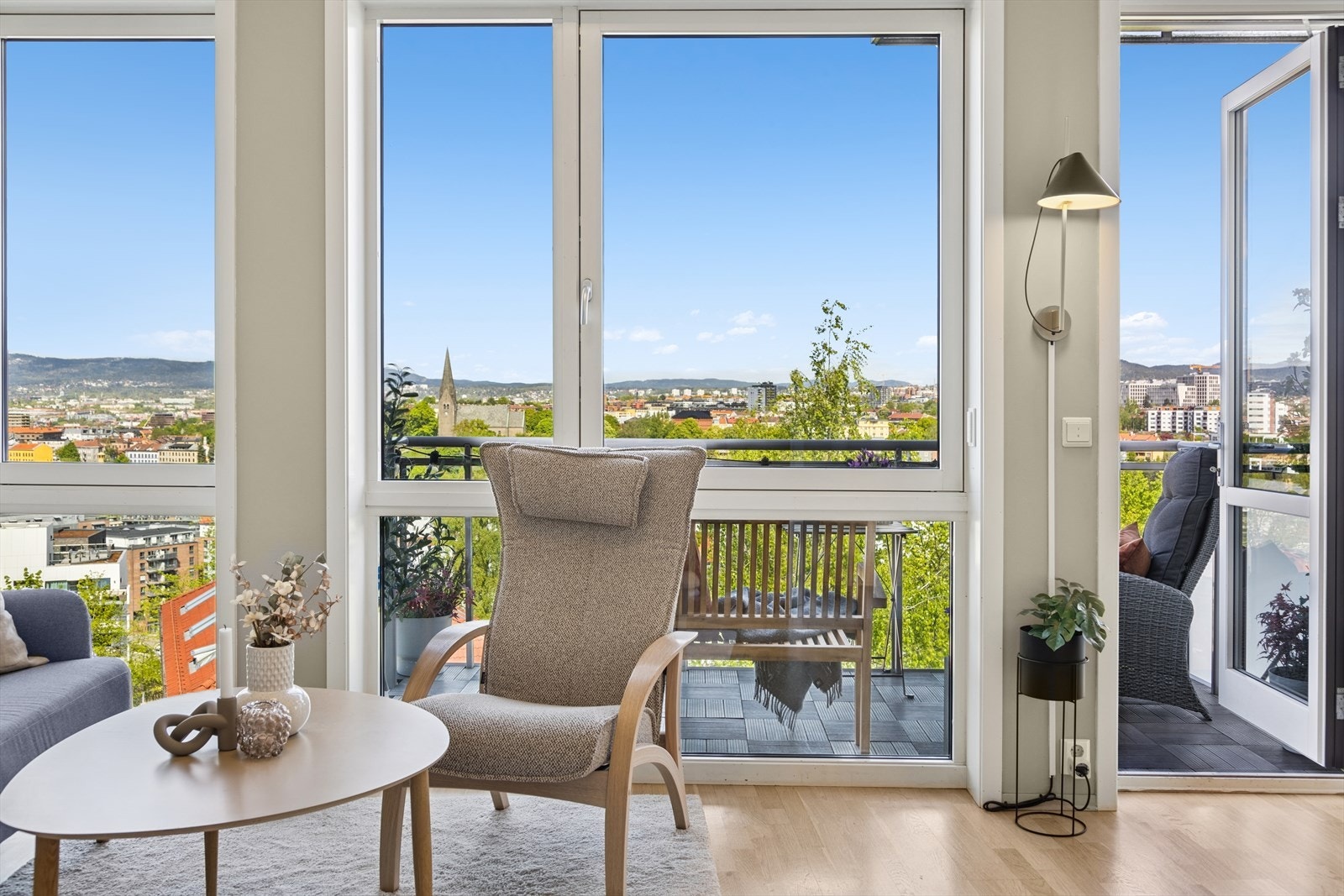 Store vindusflater gir rikelig med naturlig lys og et flott utsyn over Oslo by. Galleribilde