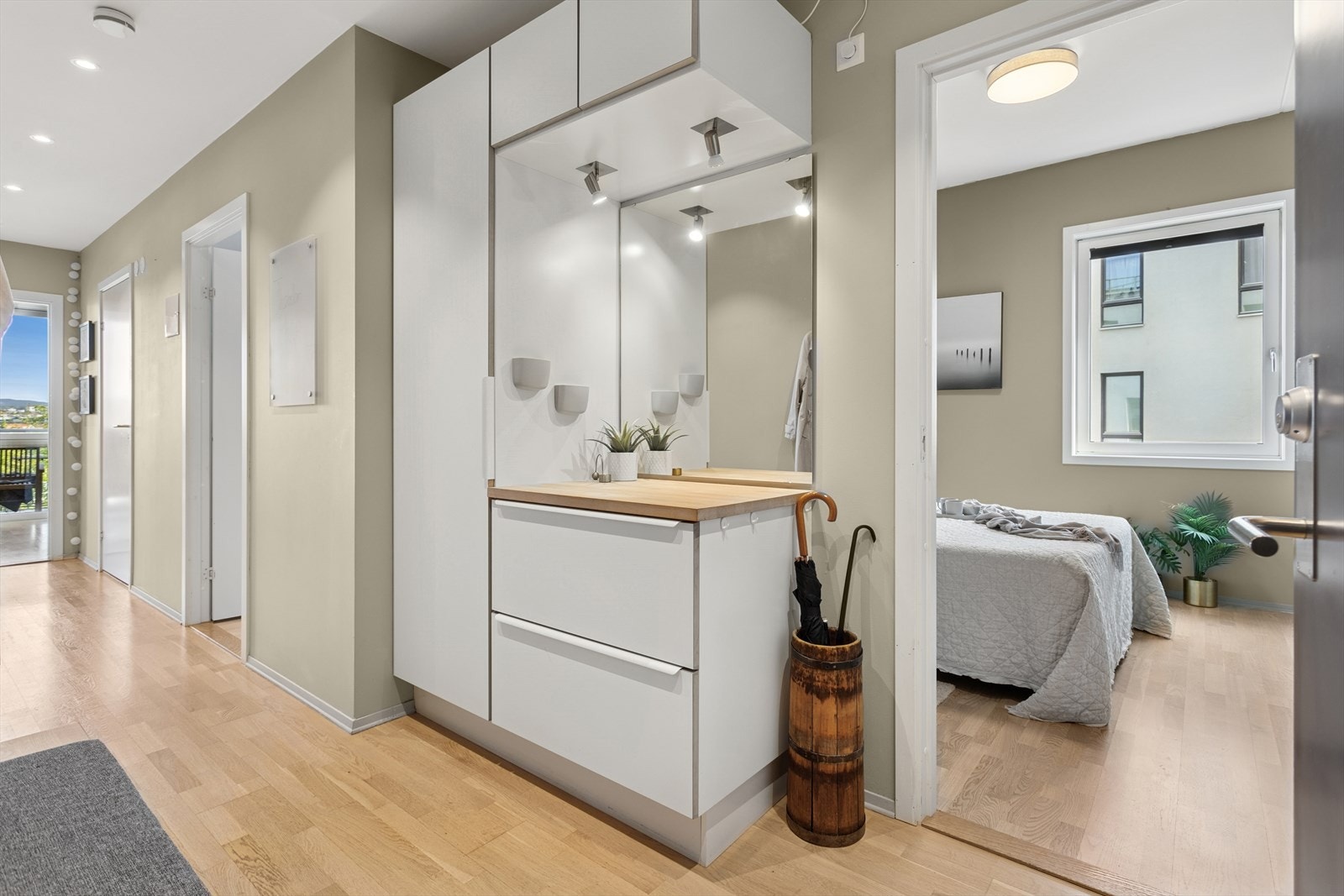 Lys og innbydende entré som gir et godt førsteinntrykk av boligen. Praktisk garderobeløsning med plass til oppbevaring av yttertøy og sko. Galleribilde