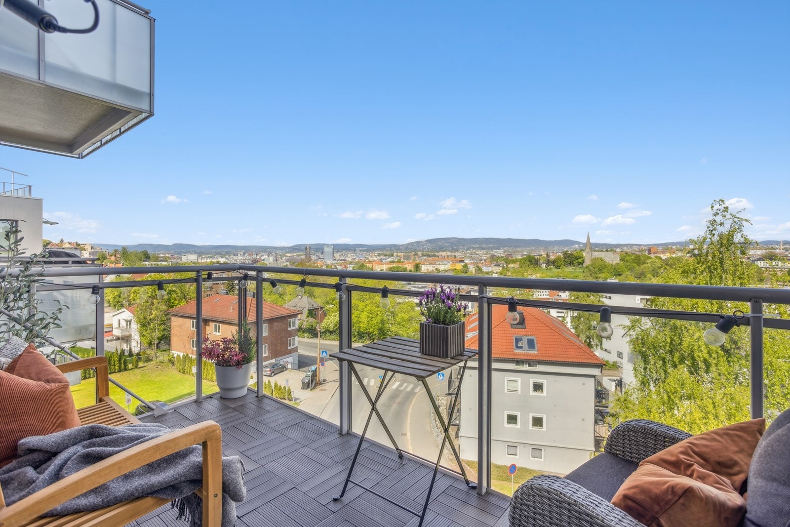 Fra stuen er det utgang til boligens balkong på 6 m², som blir en naturlig forlengelse av stuen i sommerhalvåret. Galleribilde