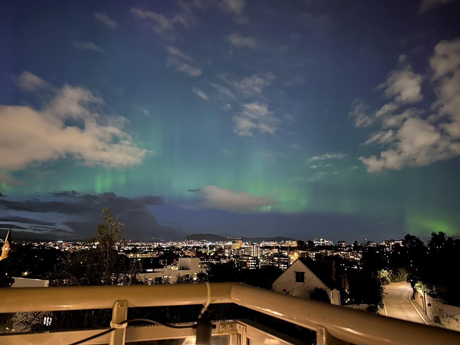 Nordlys sett fra leiligheten - en sjelden og magisk opplevelse, foreviget av selger. Galleribilde