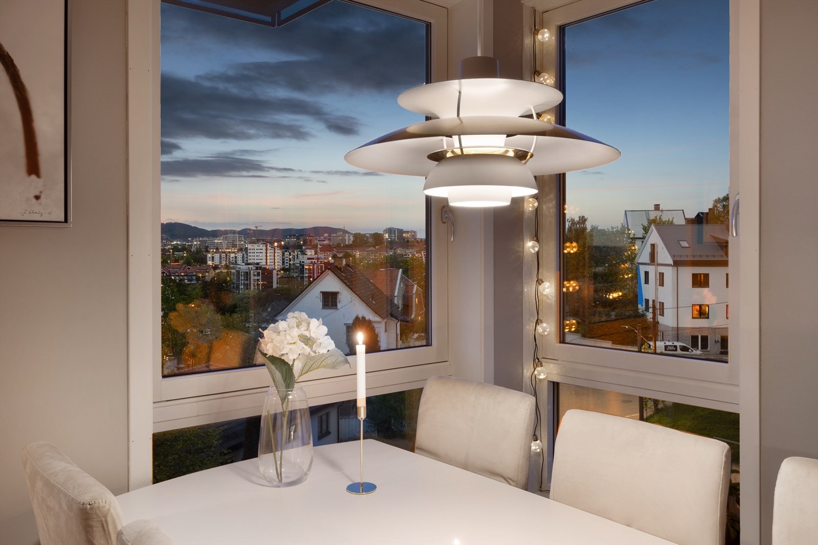 Flott utsyn fra spisebordet også på kveldstid. Galleribilde