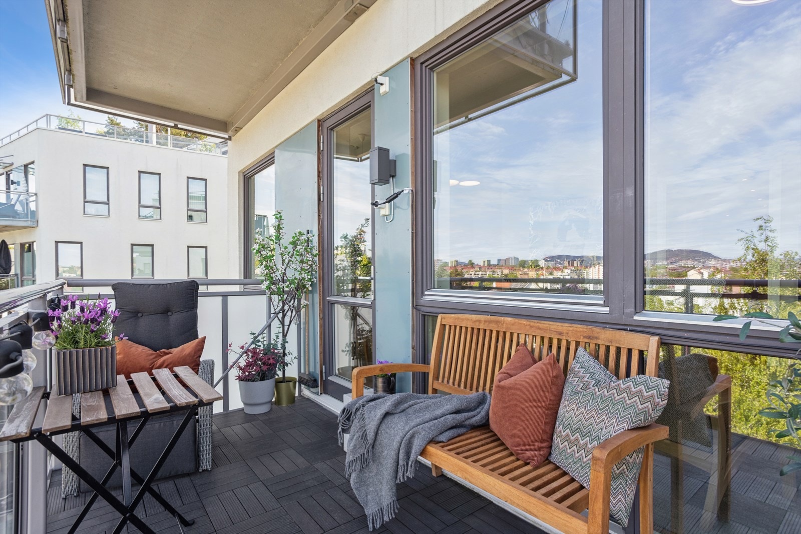 Balkongen er av god størrelse og kan møbleres etter ønske. Galleribilde