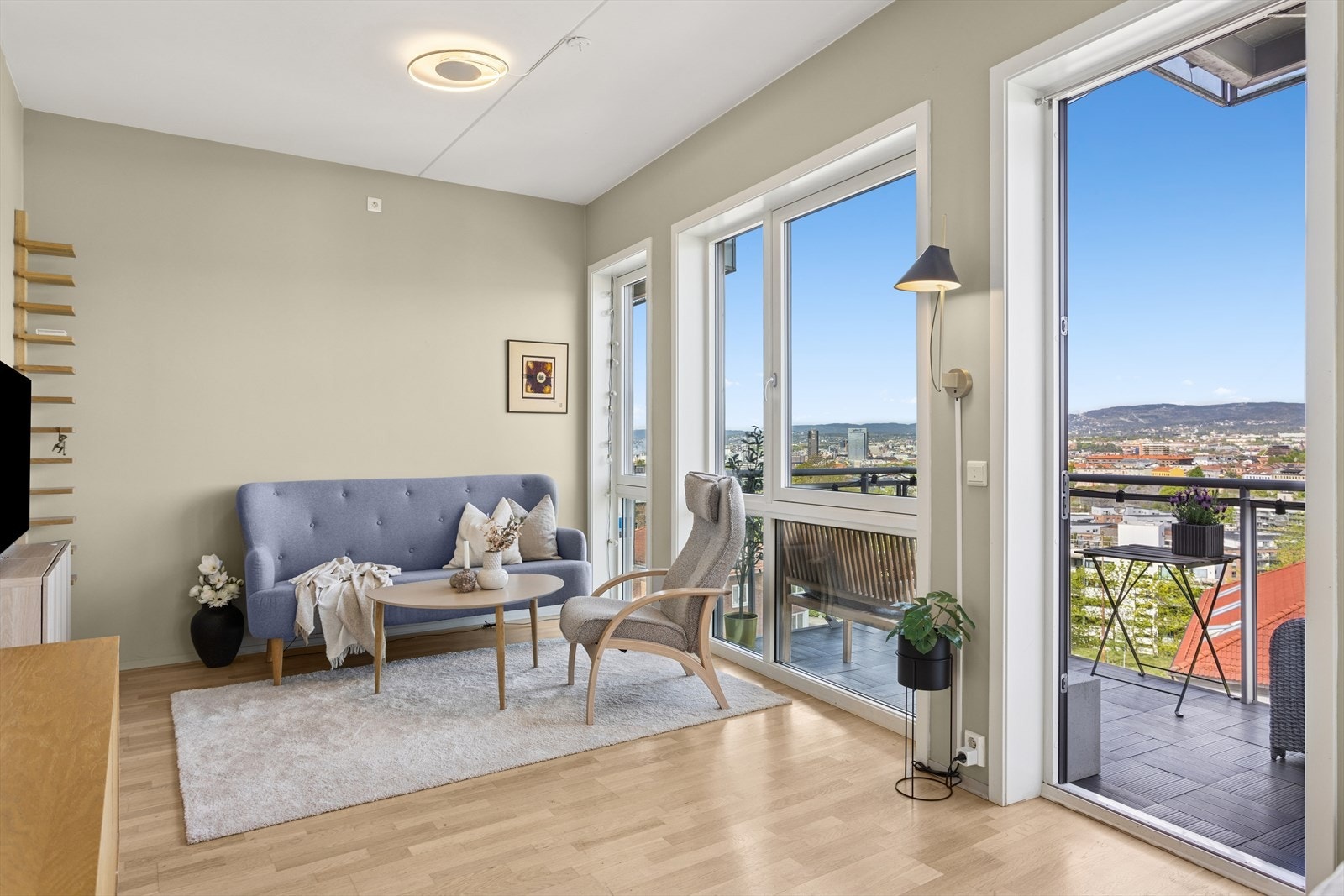 Stuen har naturlig soner til både spisebord og sofagruppe med tilhørende møblement. Galleribilde