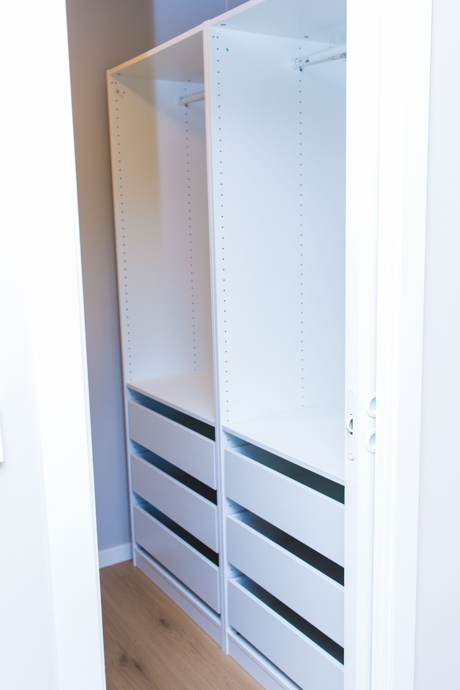 Walk-in garderobe (hoved soverom) Galleribilde