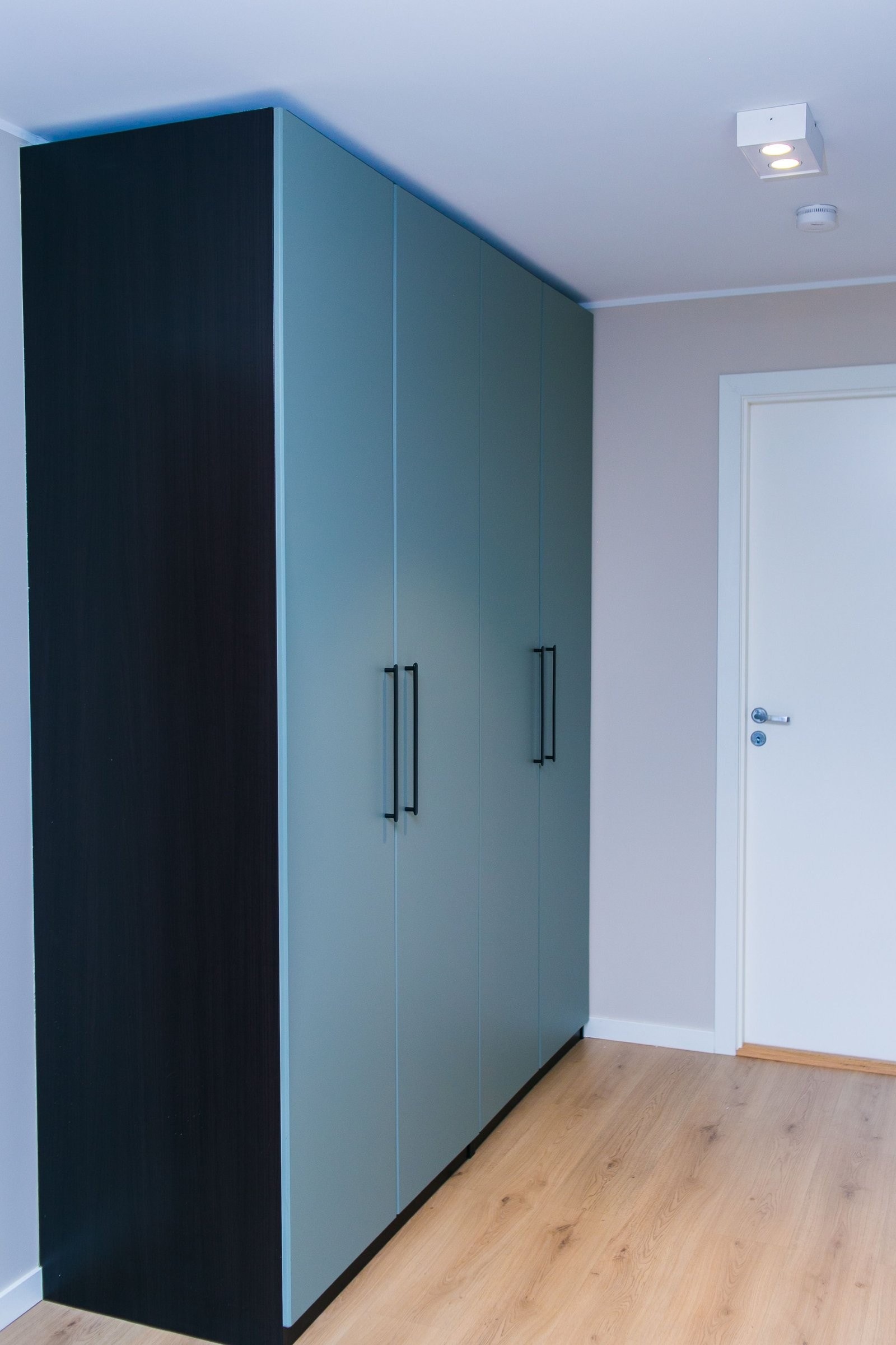 Garderobe i gangen Galleribilde
