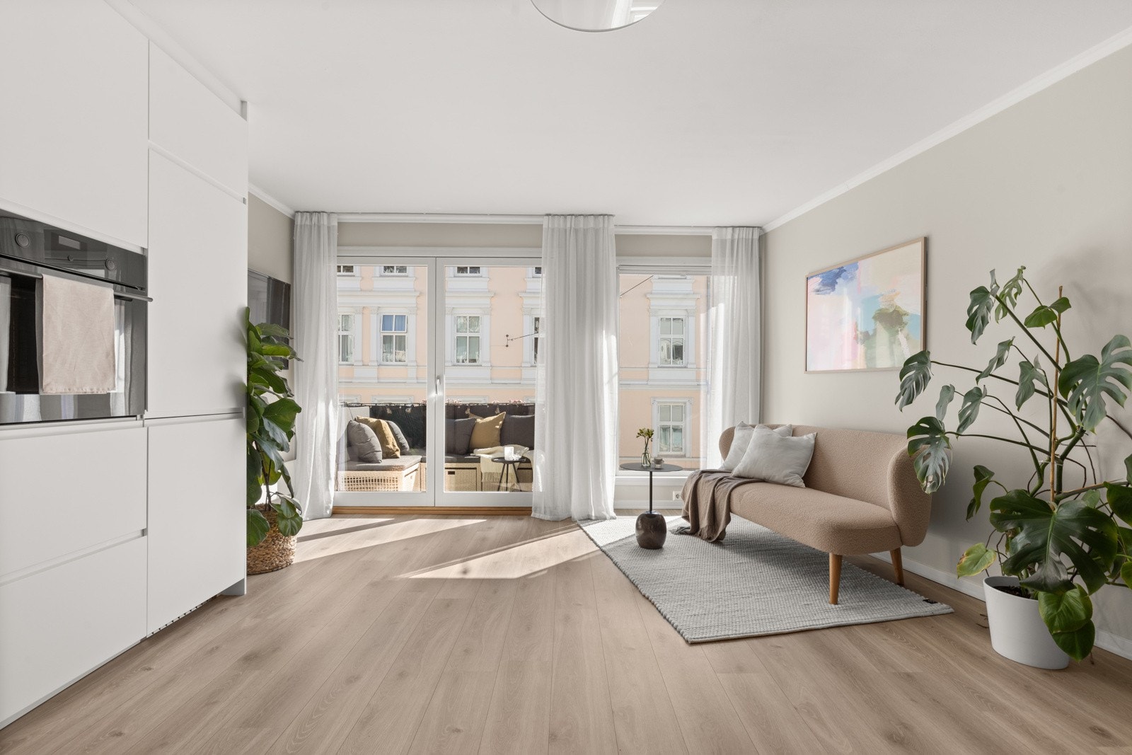 Stor stue i lyse og delikate fargevalg. Galleribilde