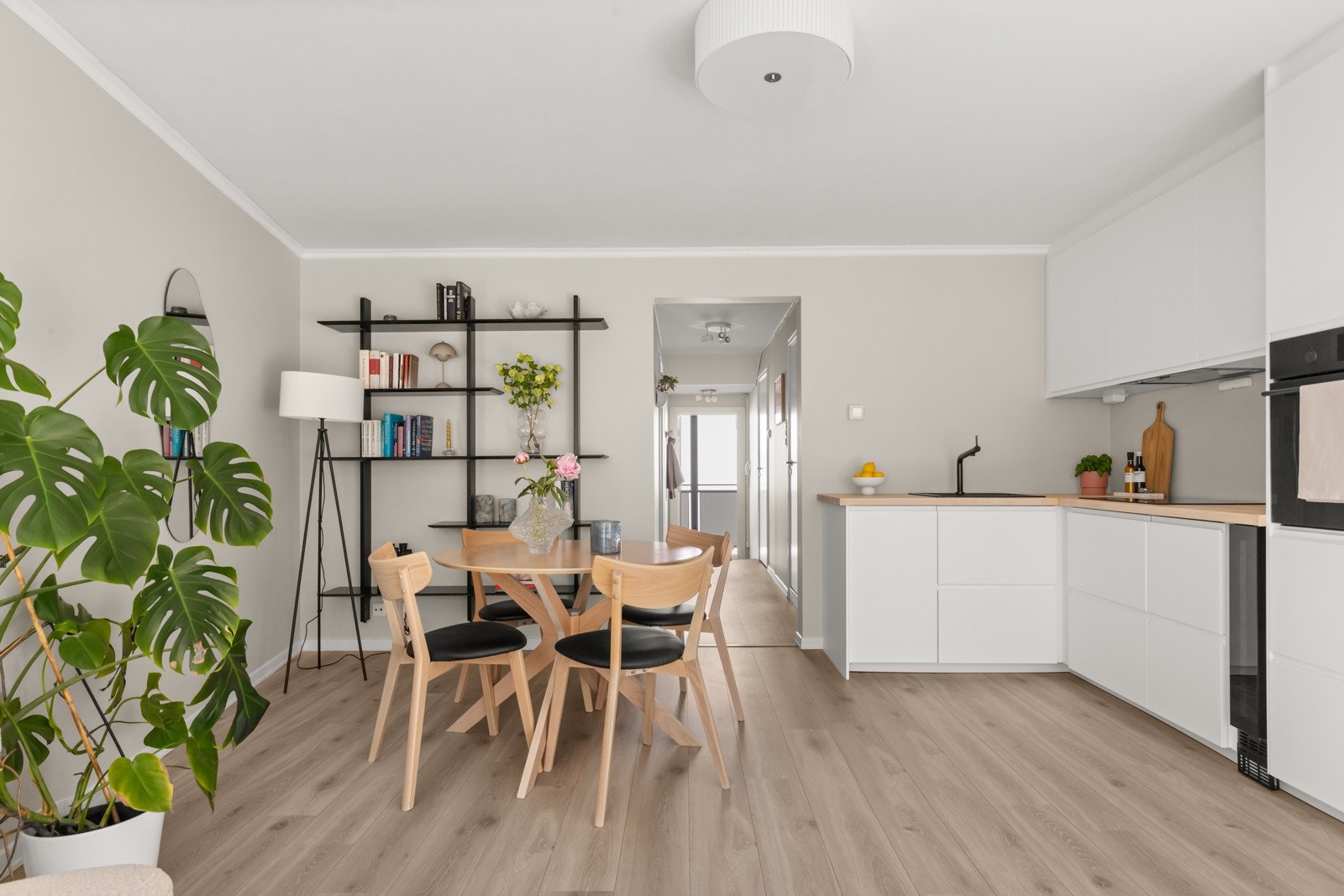 Den åpne stue- og kjøkkenløsningen sørger for at man har rikelig med plass til sofasalong, spisestue og øvrig stuemøblement. Galleribilde