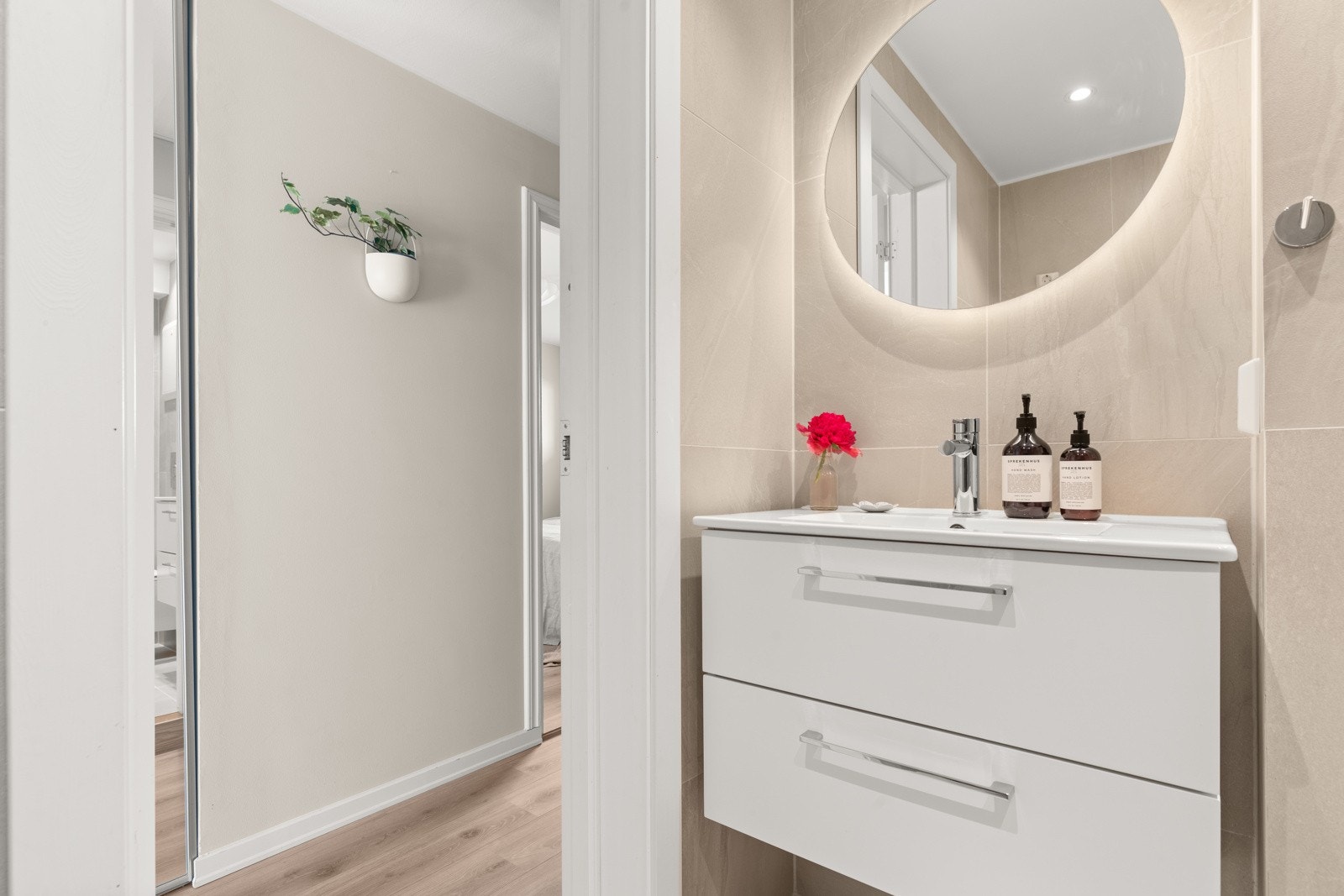 Pent flislagt baderom fra 2021 med behagelig varme i gulv. Opplegg for vaskemaskin samt tilgang felles vaskerom Galleribilde