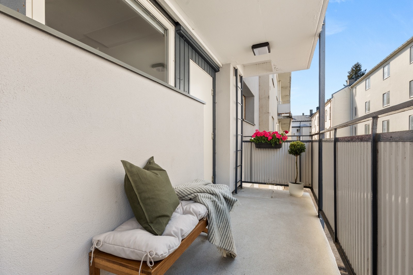 Enkel heisadkomst til leiligheten. Svalgangen til leiligheten byr på fantastisk ettermiddagssol! Galleribilde