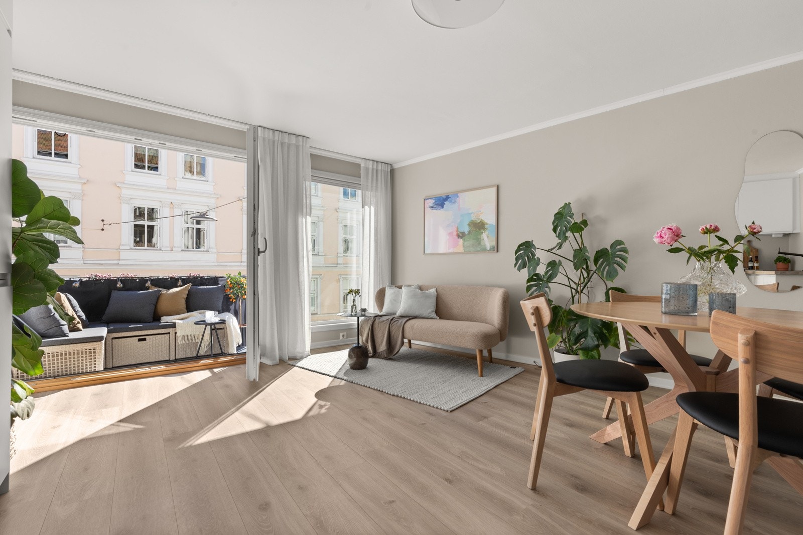 Leiligheten ble oppusset i 2021 og fremstår som innflyttingsklar med smakfulle materialvalg og gode løsninger. Galleribilde