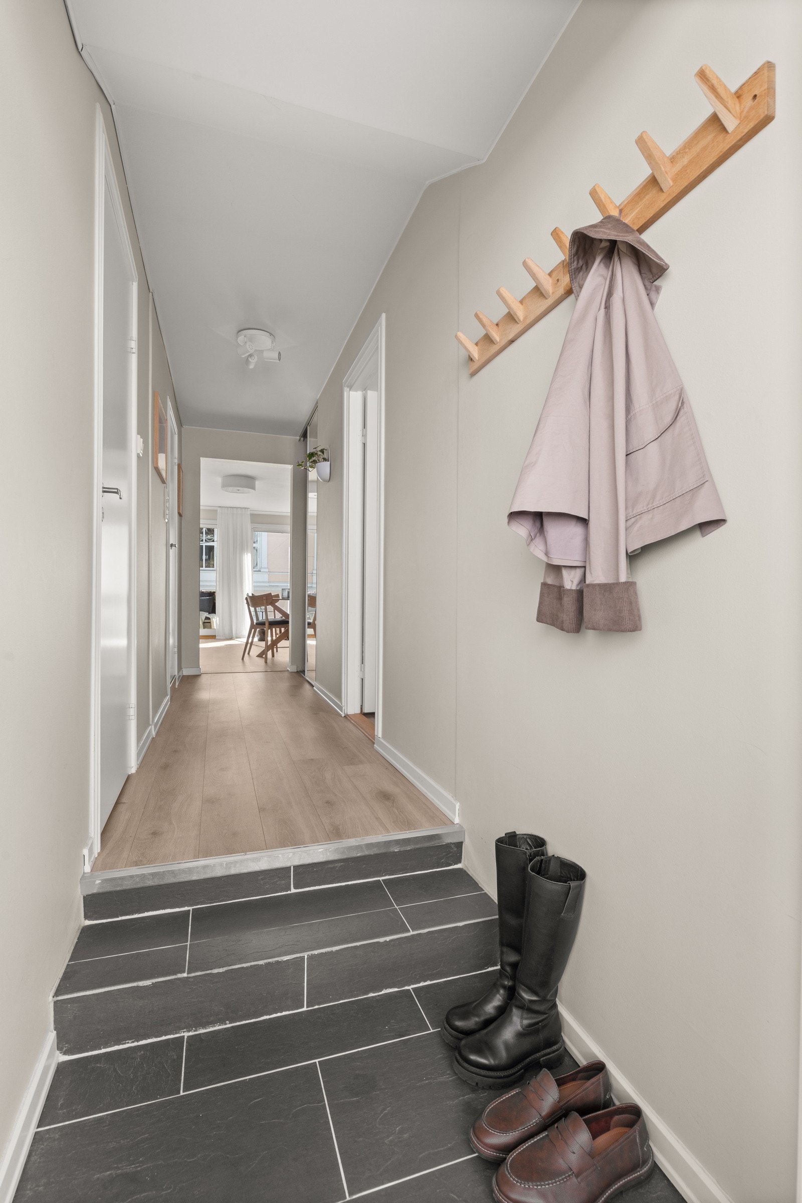 Romslig éntre med mulighet for oppheng av yttertøy. Galleribilde