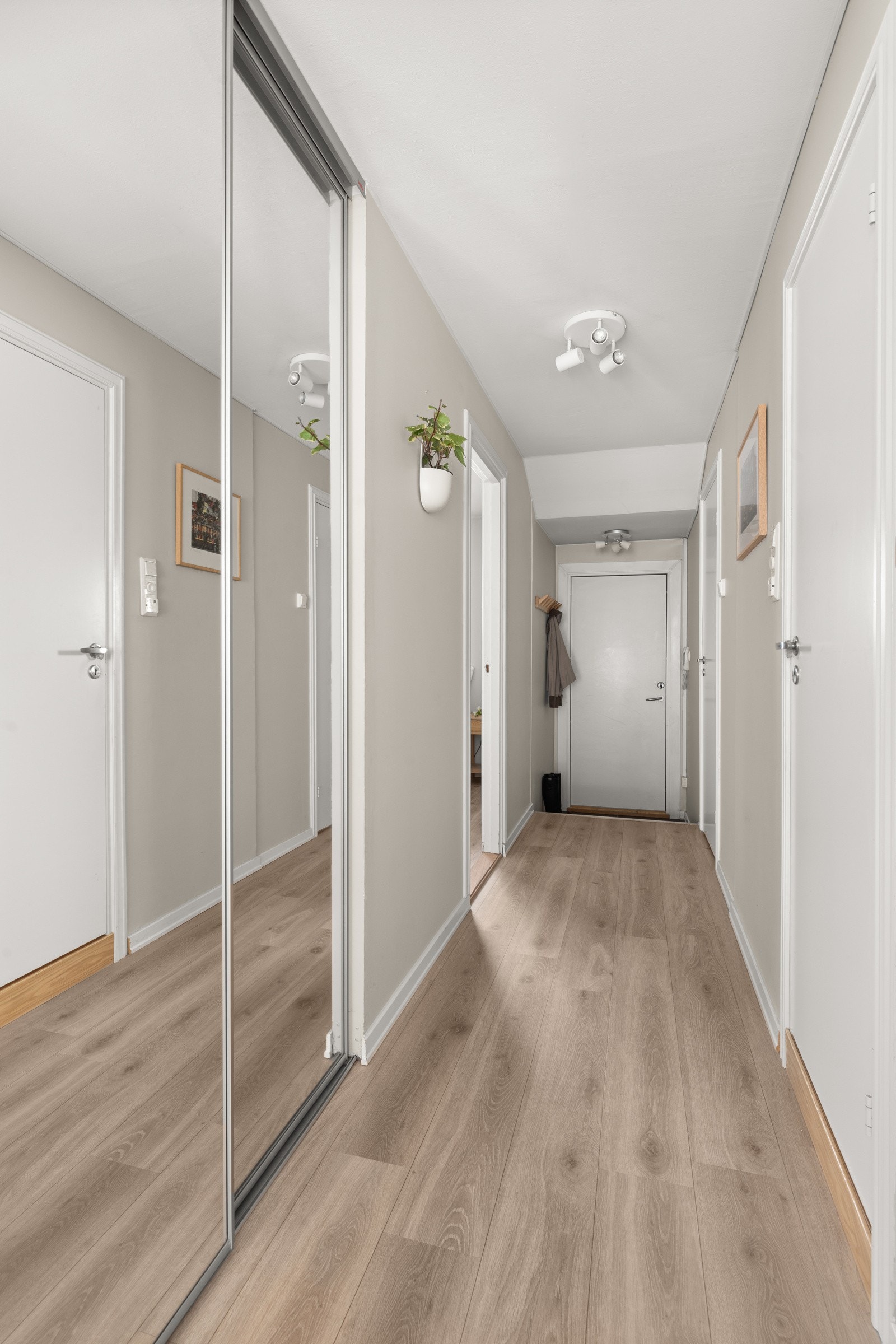 Rikelig med oppbevaringsplass i garderobeskap. Galleribilde