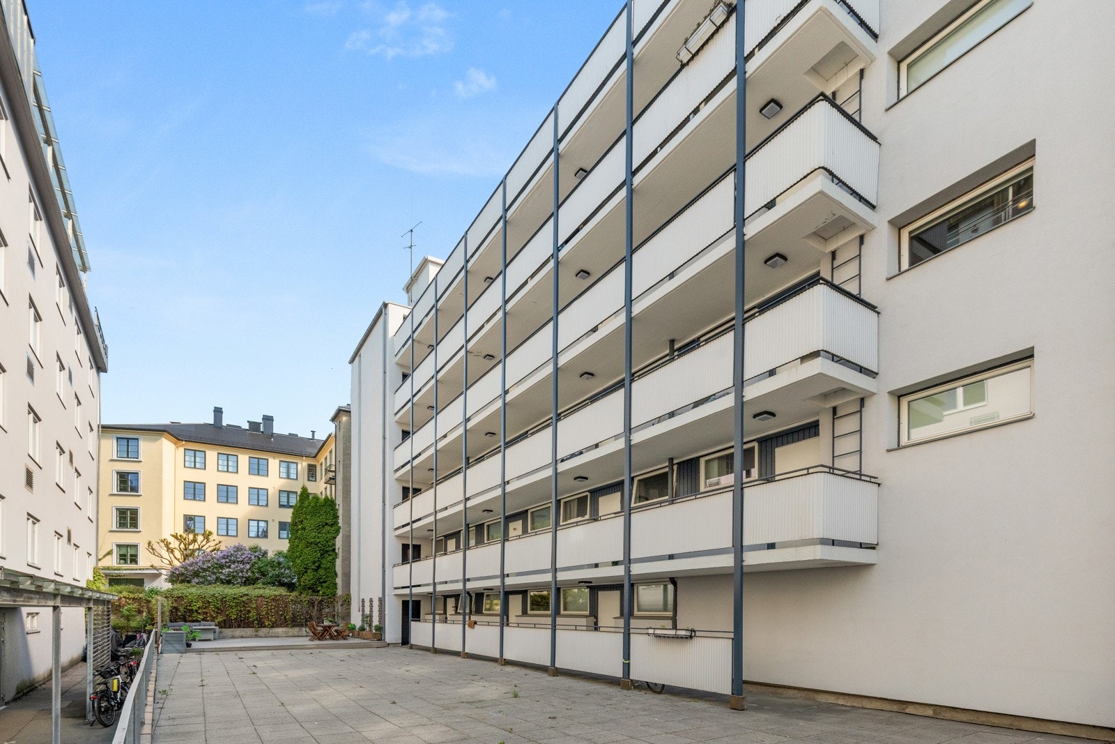 Leiligheten har en fin intern beliggenhet i byggets tredje etasje og har enkel heisadkomst. Galleribilde