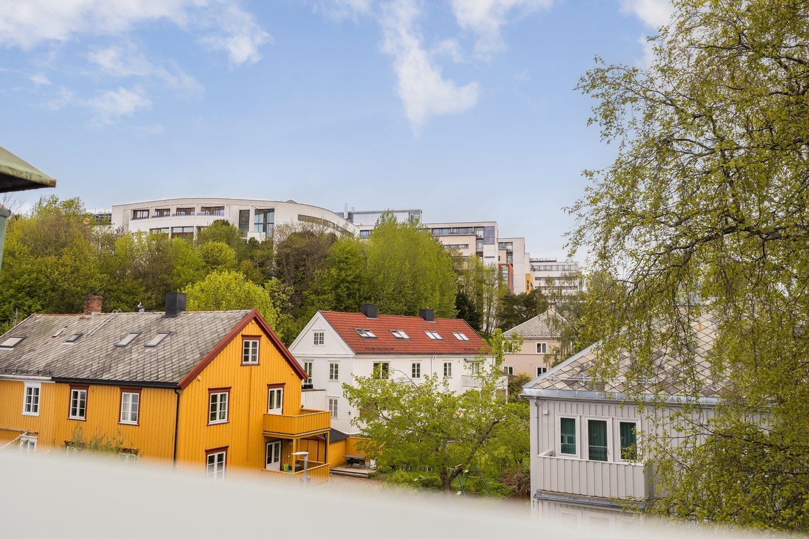 Fra kjøkkenet har man utsikt mot NTNU Gløshaugen. Galleribilde