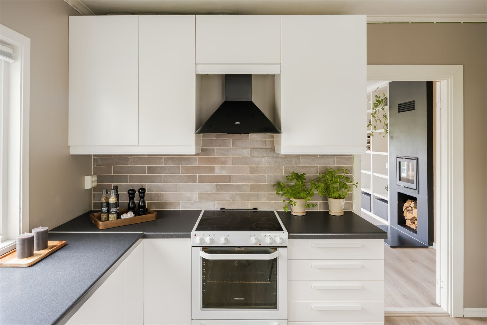 Kjøkkenet har blitt vurdert til tilstandsgrad 1 av takstmann. Det er etablert mekanisk avtrekk på kjøkkenet. Galleribilde
