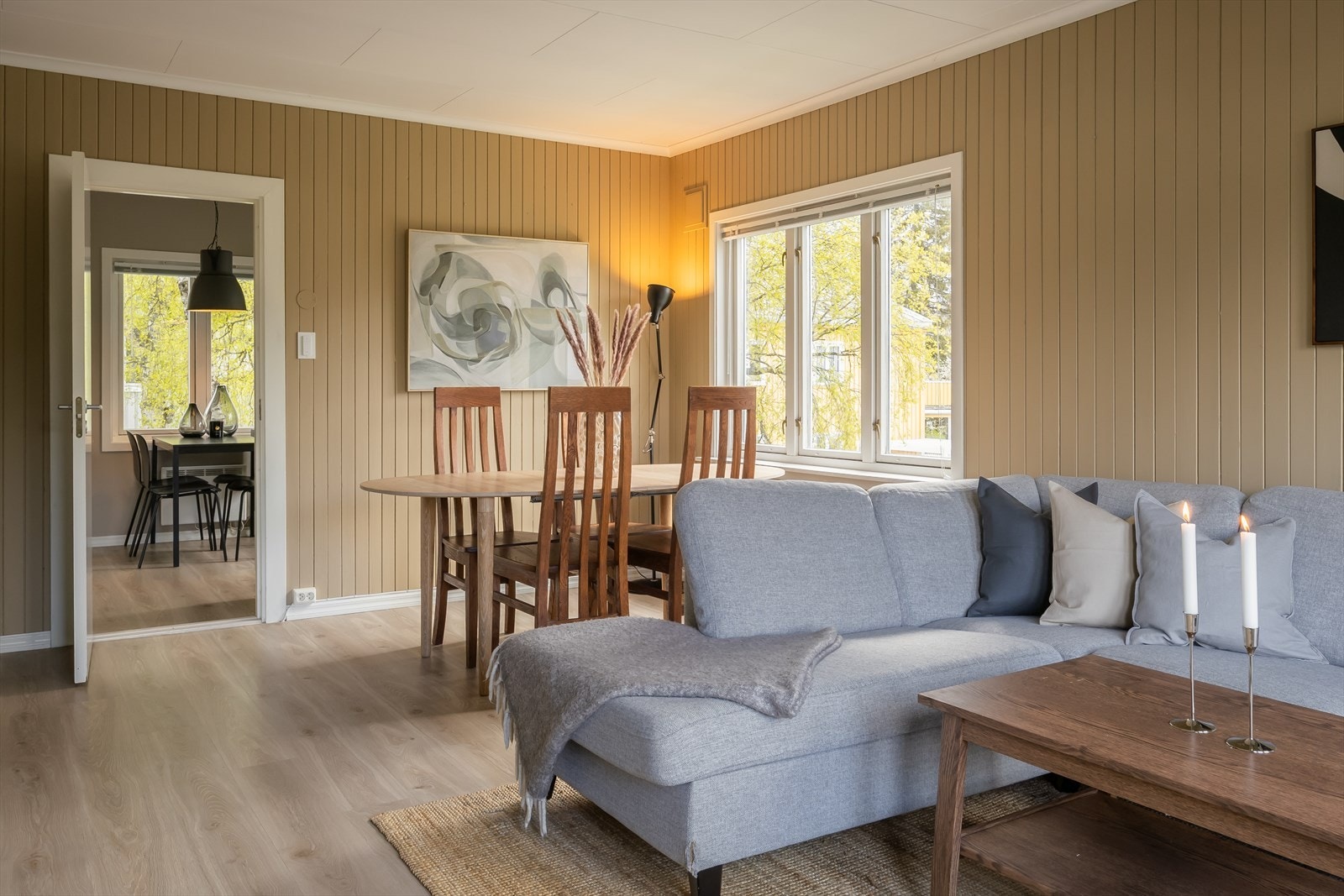Leiligheten har hjørnebeliggenhet og store vindusflater noe som slipper inn rikelig med naturlig lys i leiligheten. Galleribilde