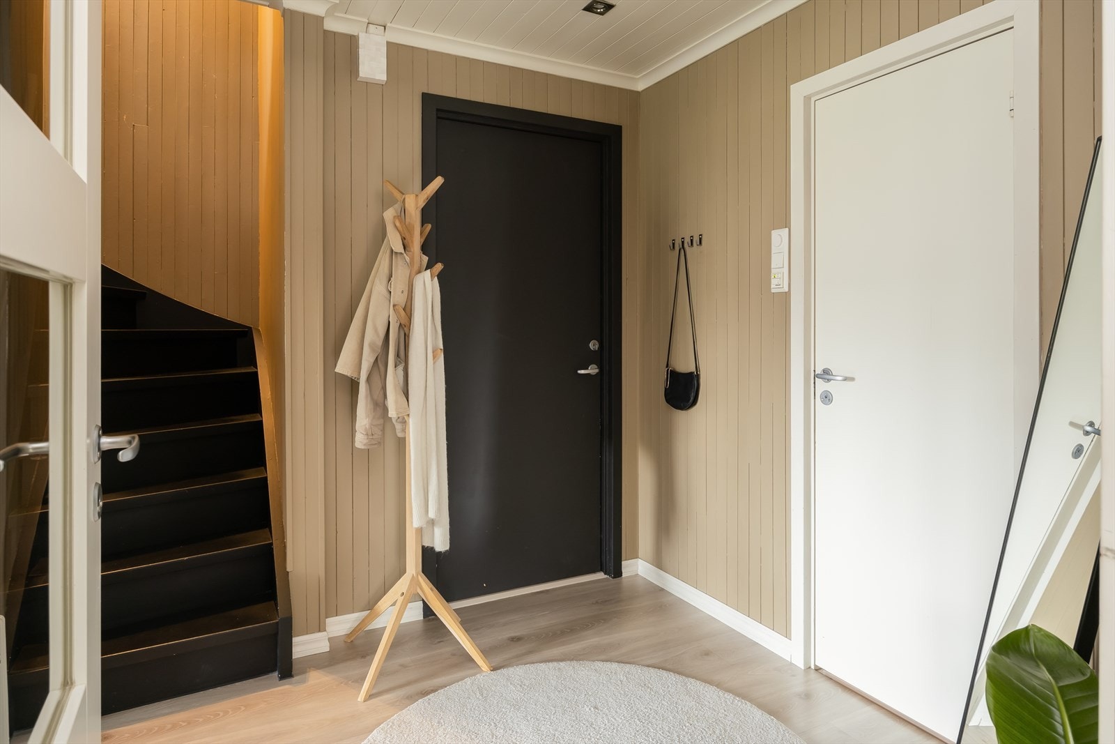 Fra entréen er det trapp opp til loftet. Galleribilde