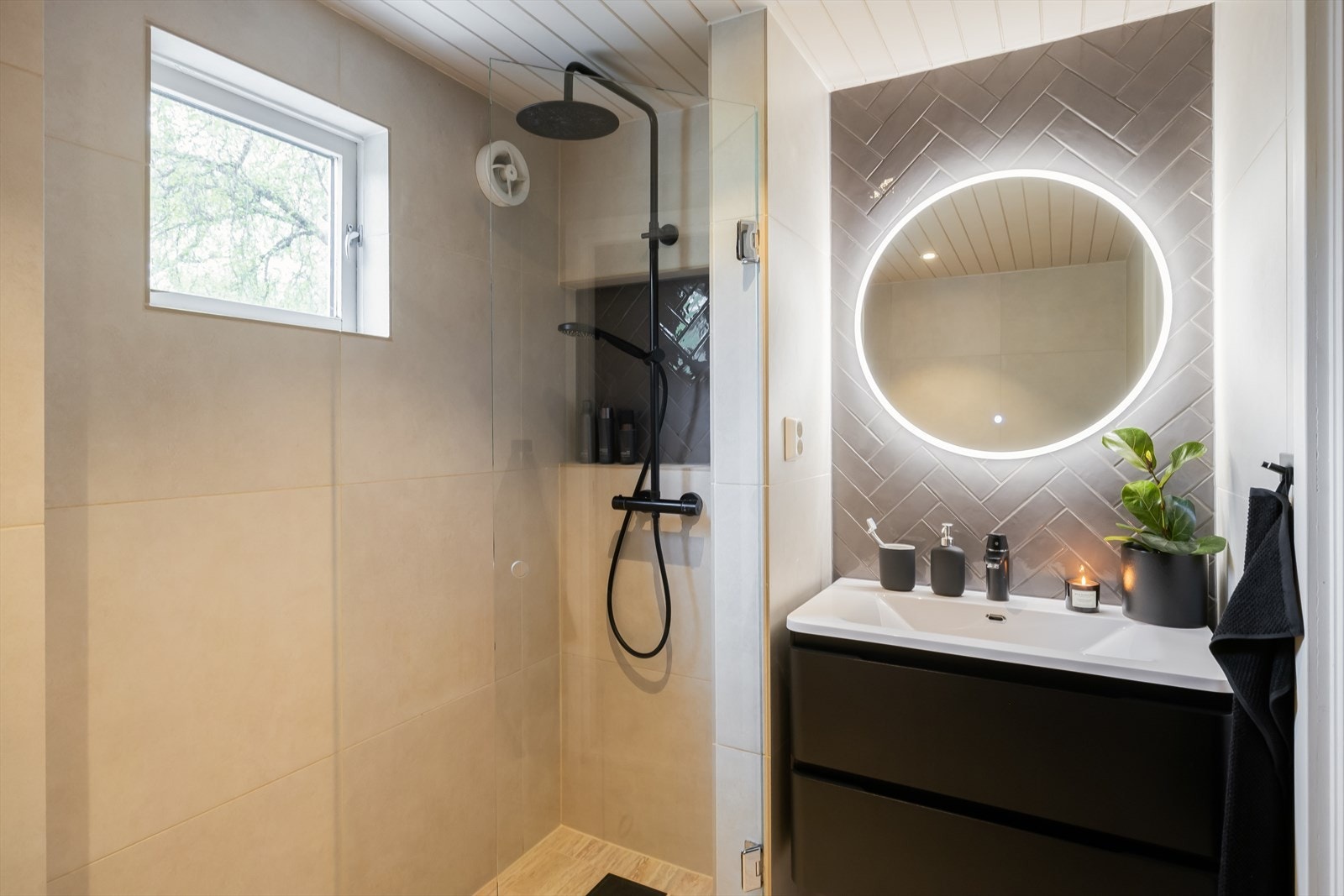 Delikat og moderne bad med sorte detaljer fra 2020 utført av Murpartner, Vintervoll og Melands Rørservice. Badet har blitt vurdert til tilstandsgrad 1 av takstmann. Galleribilde