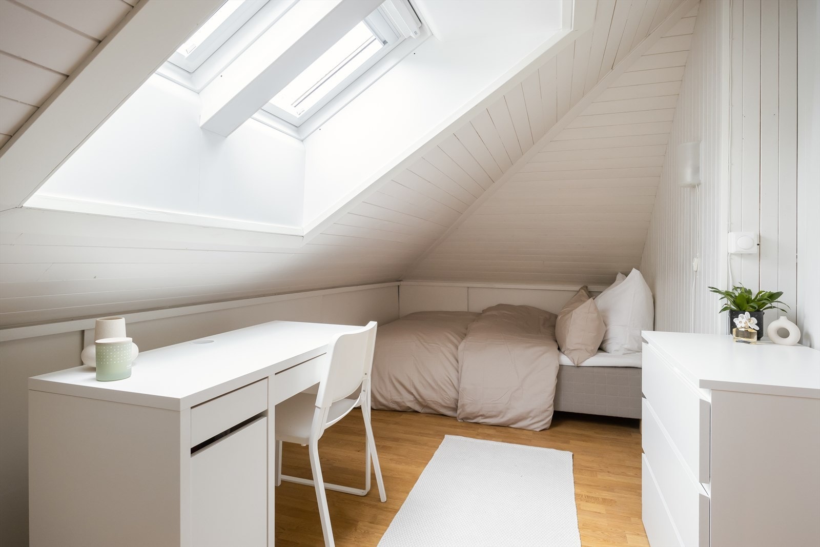 Leiligheten disponerer en bod i kjeller på ca 8 m². Det er også vaskerom i kjeller. Galleribilde