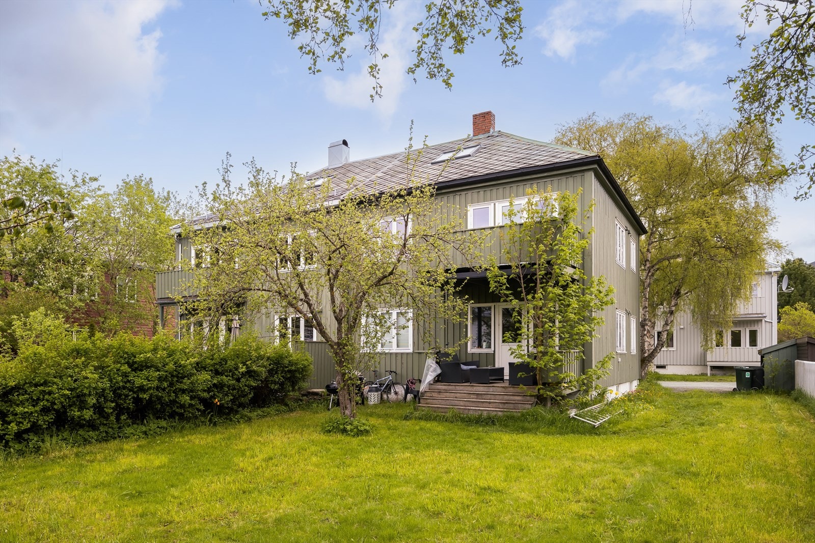 Stor opparbeidet felles hage med frodig grøntareal som kan brukes fritt av beboerne i 1.etg og 2.etg. Galleribilde