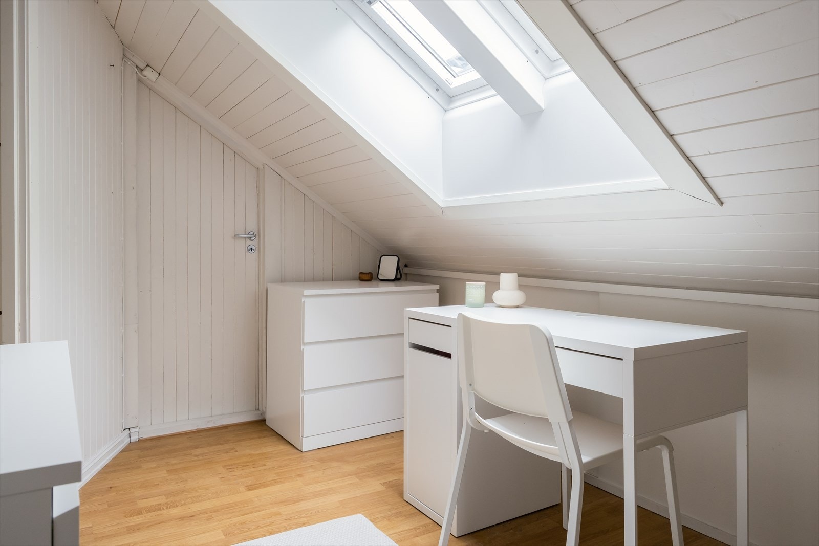 Begge soverommene har plass til skrivepult og garderobe. Galleribilde