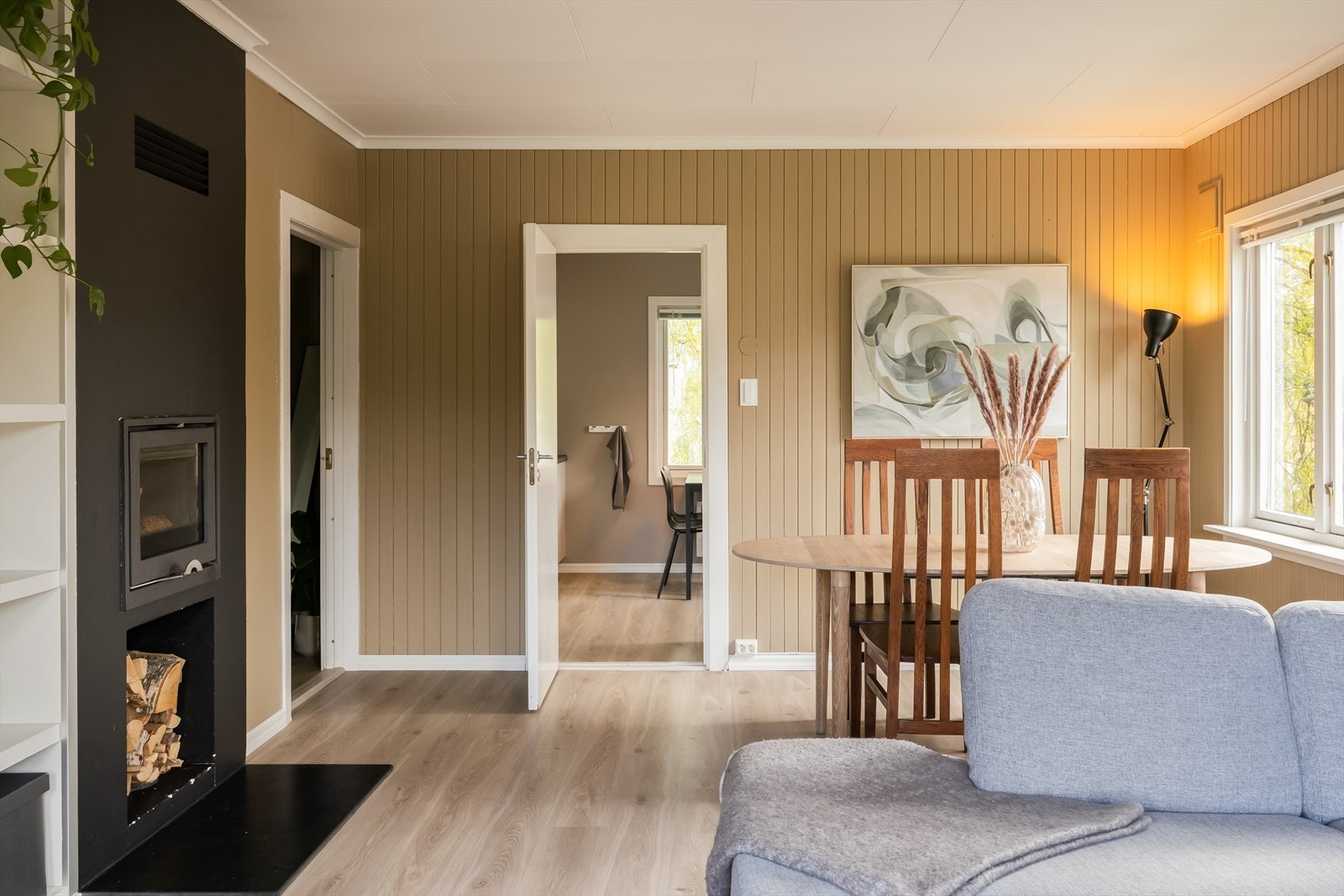 Leiligheten byr på en romslig stue på 23 m² med flere møbleringsmuligheter. I 2020 ble det lagt nytt gulv i leiligheten. Galleribilde