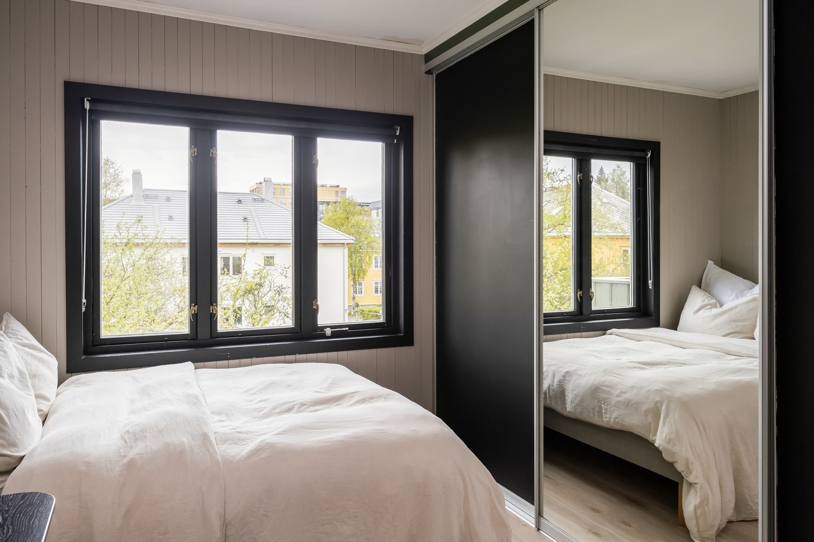 Den store spesialtilpassede skyvedørsgarderoben medfølger handelen. Galleribilde