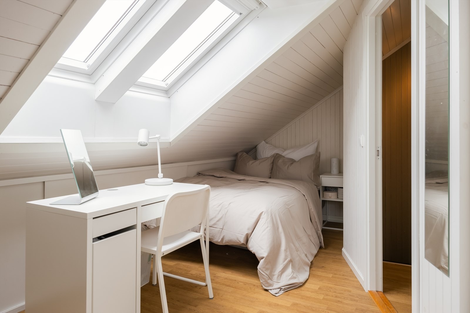 På loftet er det to soverom som dagens eier har leid ut. Galleribilde