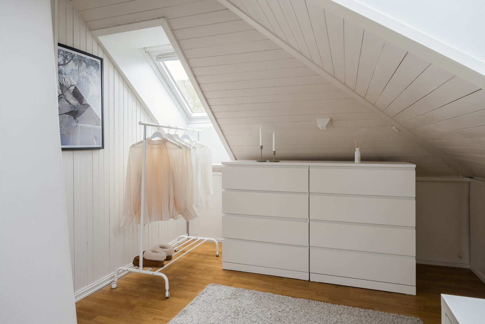 Loftet ble utbygget og innredet i 2008. Takvinduer ble også satt inn på samme tid. Galleribilde