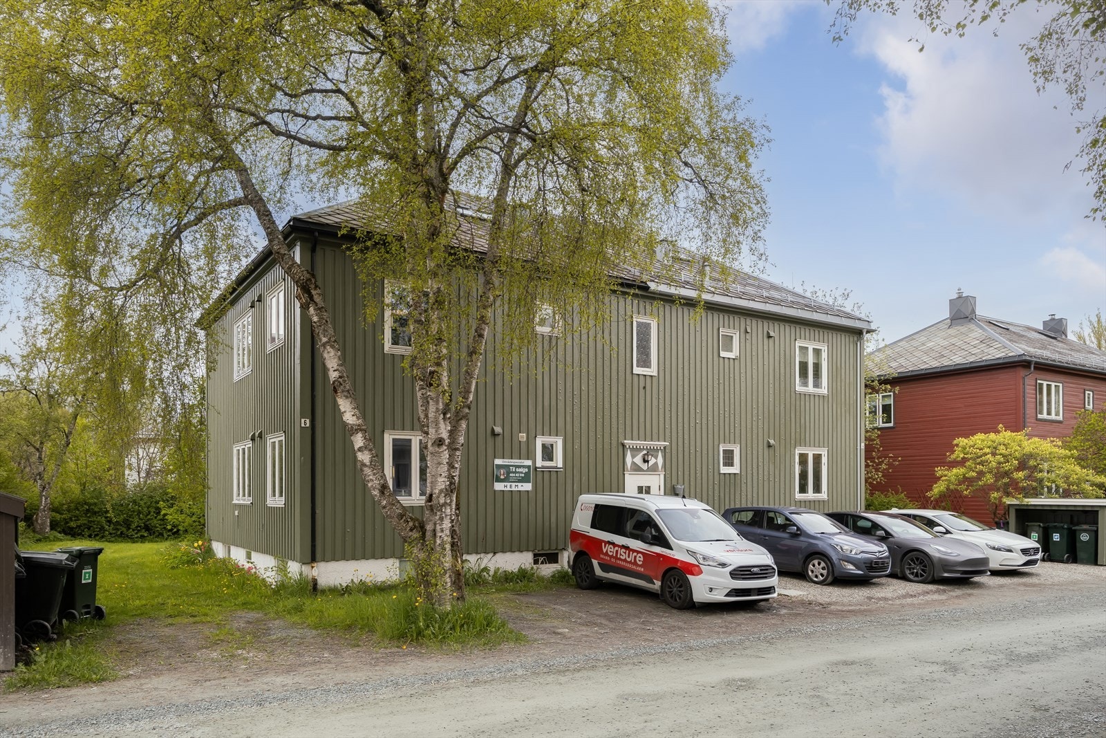Fasade og inngangsparti. Leiligheten disponerer egen parkeringsplass. Galleribilde