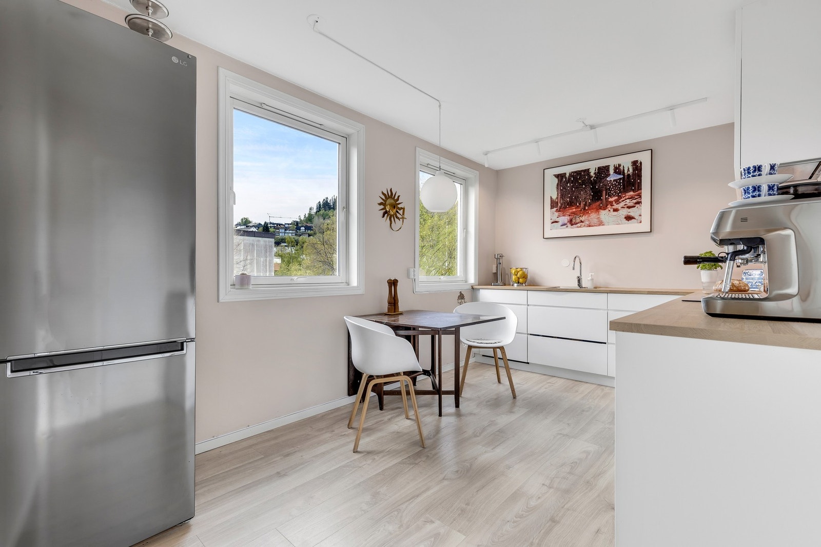 På kjøkkenet er det god plass til spisebord. Av hvitevarer er det integrert platetopp, stekeovn og
oppvaskmaskin. Galleribilde