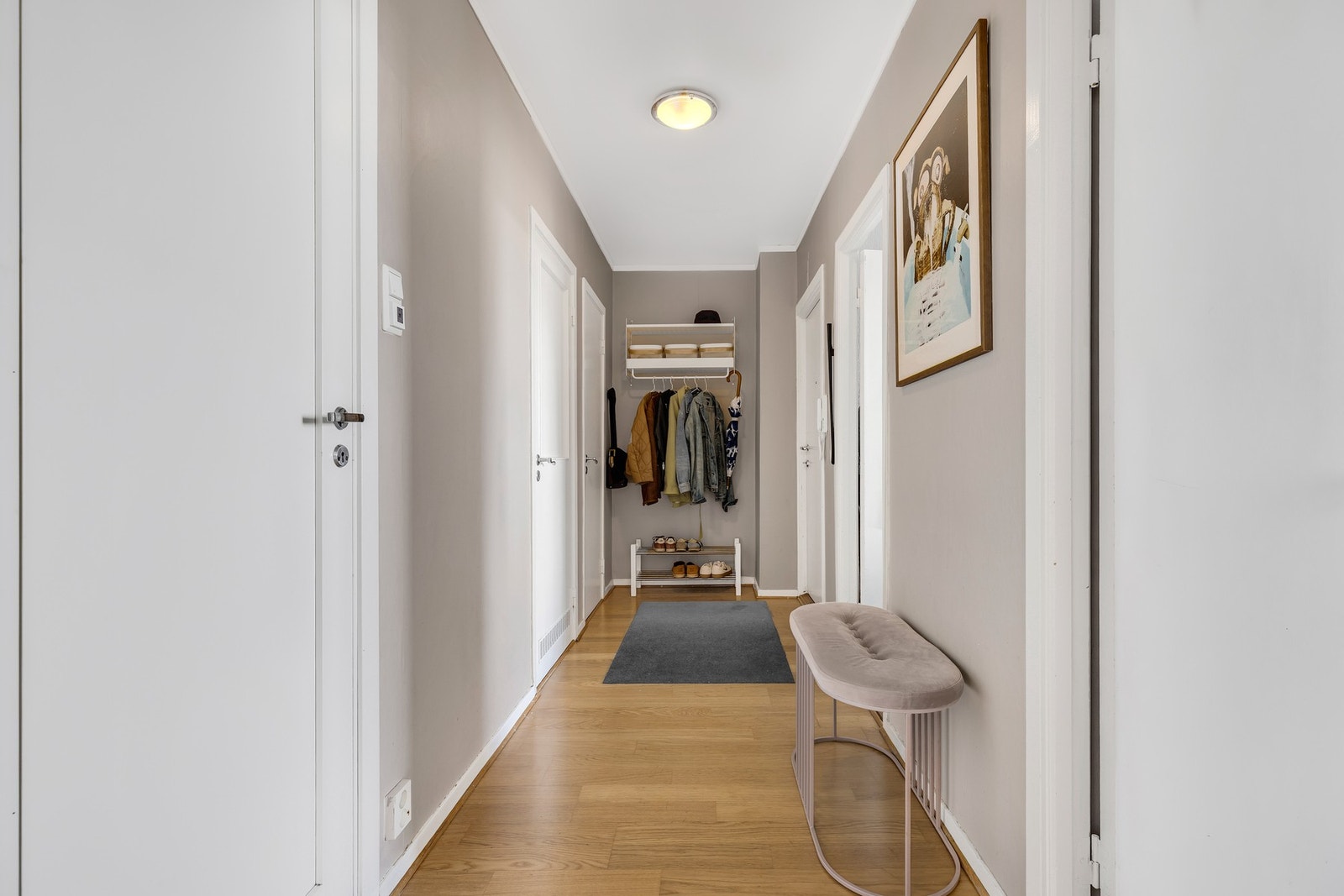 Entré på 6,1 kvm. Praktisk planløsning med soveromsfløy på høyre side, og våtrom til venstre. Stue-kjøkken for seg selv. Galleribilde