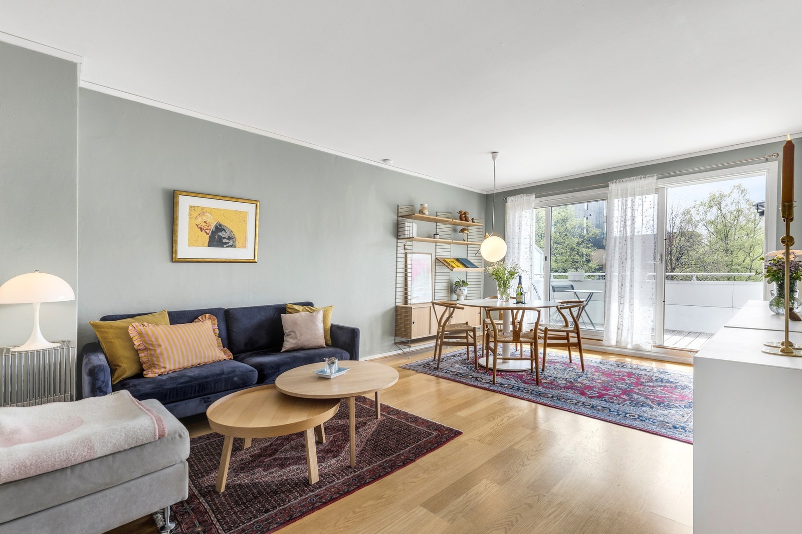 Borettslaget satte inn skyvedør til balkong i 2004. De store vindusflatene gir godt med lysinnslipp i leiligheten. Galleribilde