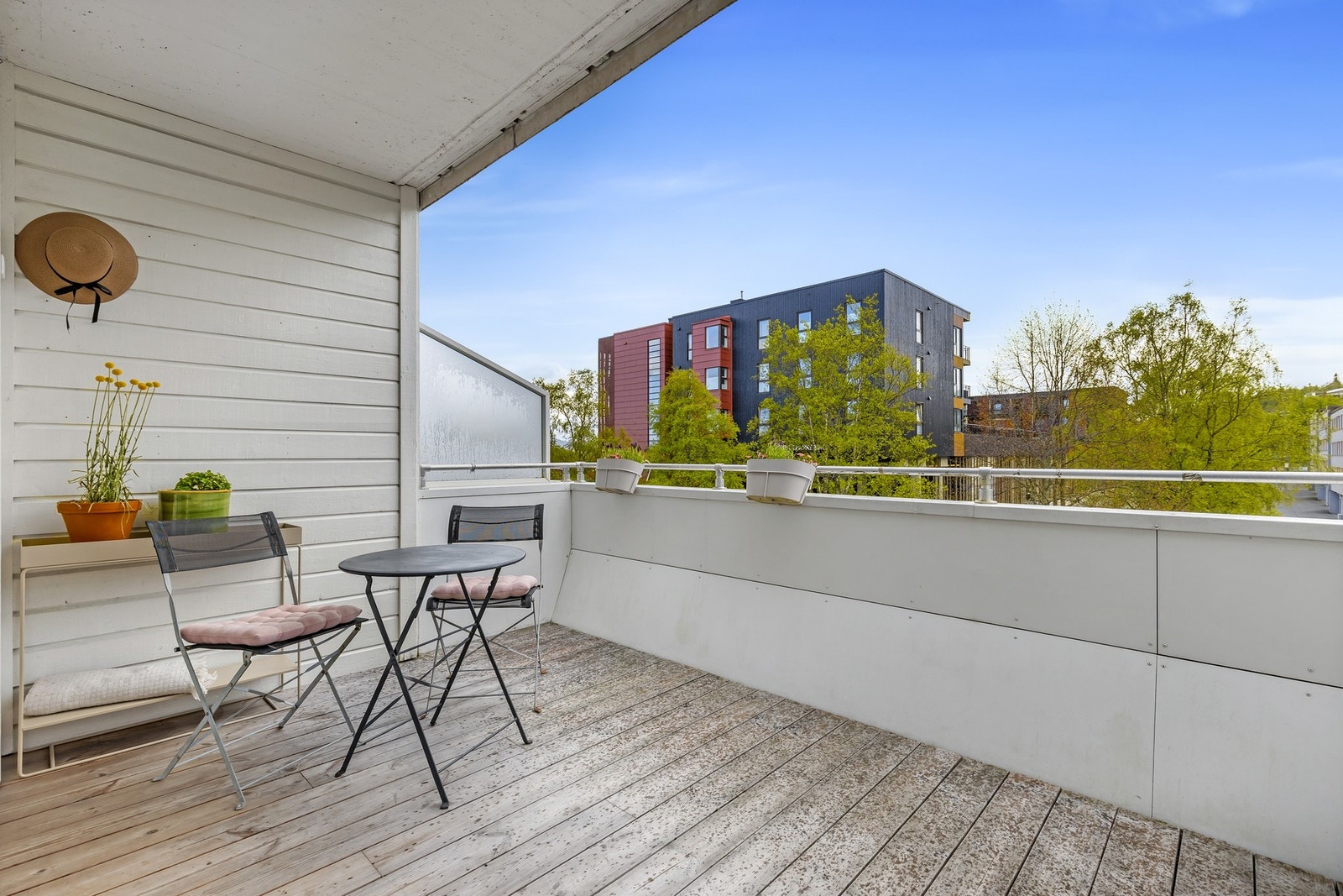 Romslig balkong på 8,7 kvm med god plass til sittegruppe. Galleribilde