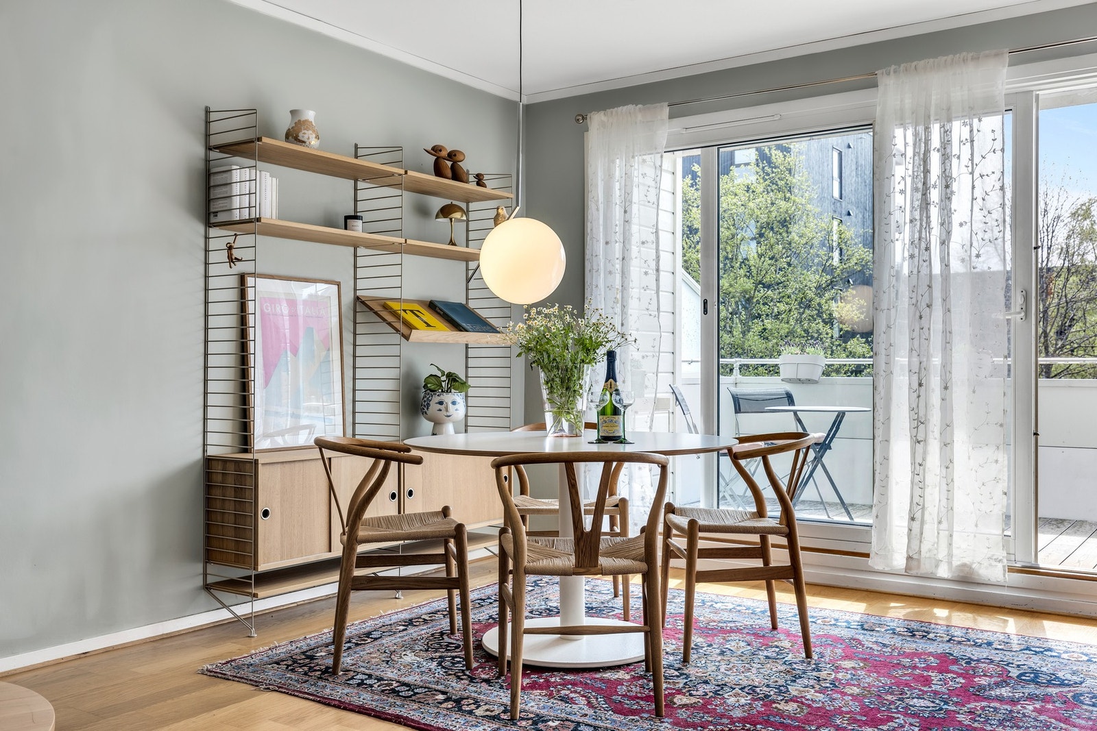 Fra stuen er det direkte utgang til sørvendt balkong med svært fin solgang. Galleribilde