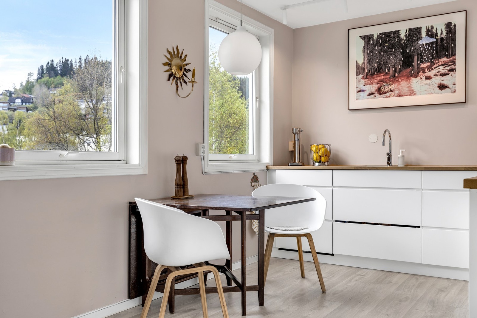 Store vinduer som gir godt med lys på kjøkkenet. Utsikt mot Storhaugen og Astorbanen. Galleribilde