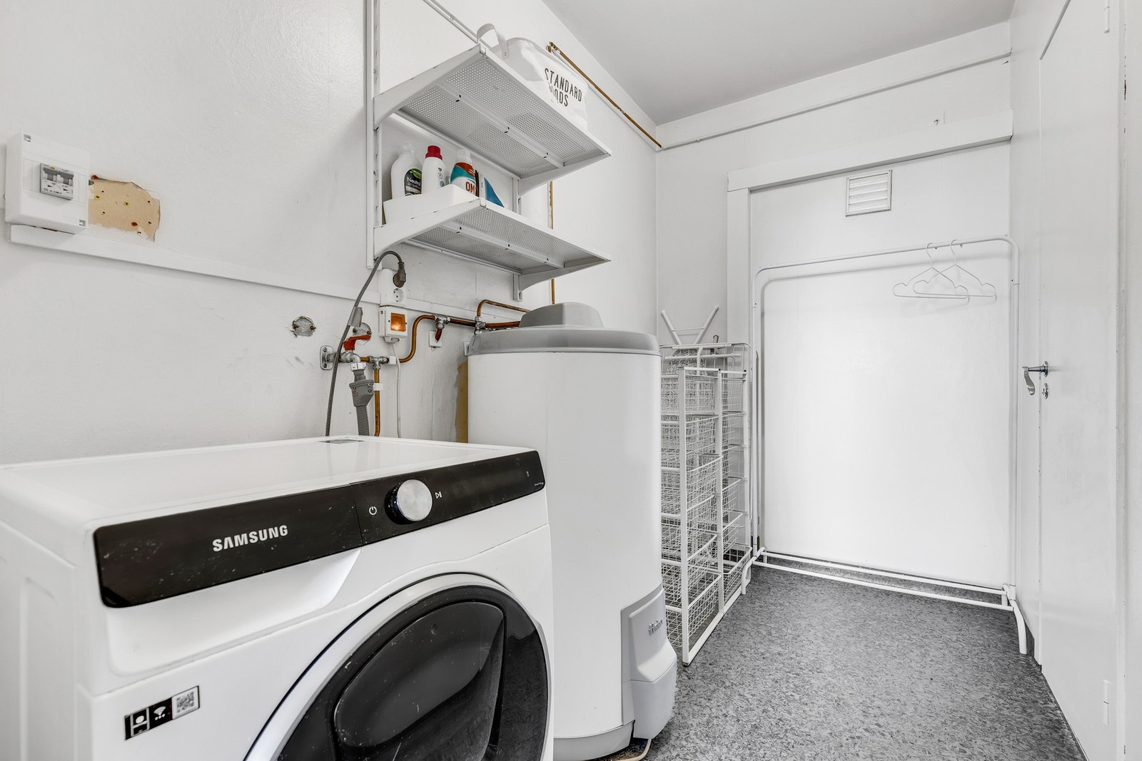 Vaskerommet ble oppusset av innleide håndverkere i 2025 med nytt vinylbelegg på gulv samt skifte av sluk. Meget praktisk rom med direkte tilgang på bod. Galleribilde