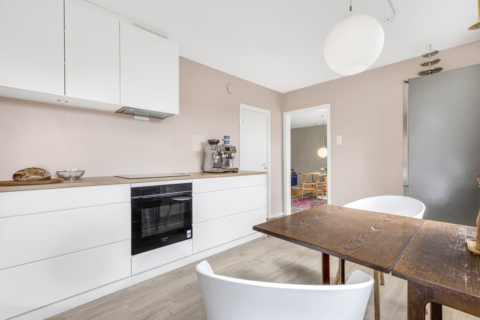 Pent kjøkken fra pusset opp av innleide håndverkere i 2023 med god skap og benkeplass. 12,4 kvm. Galleribilde