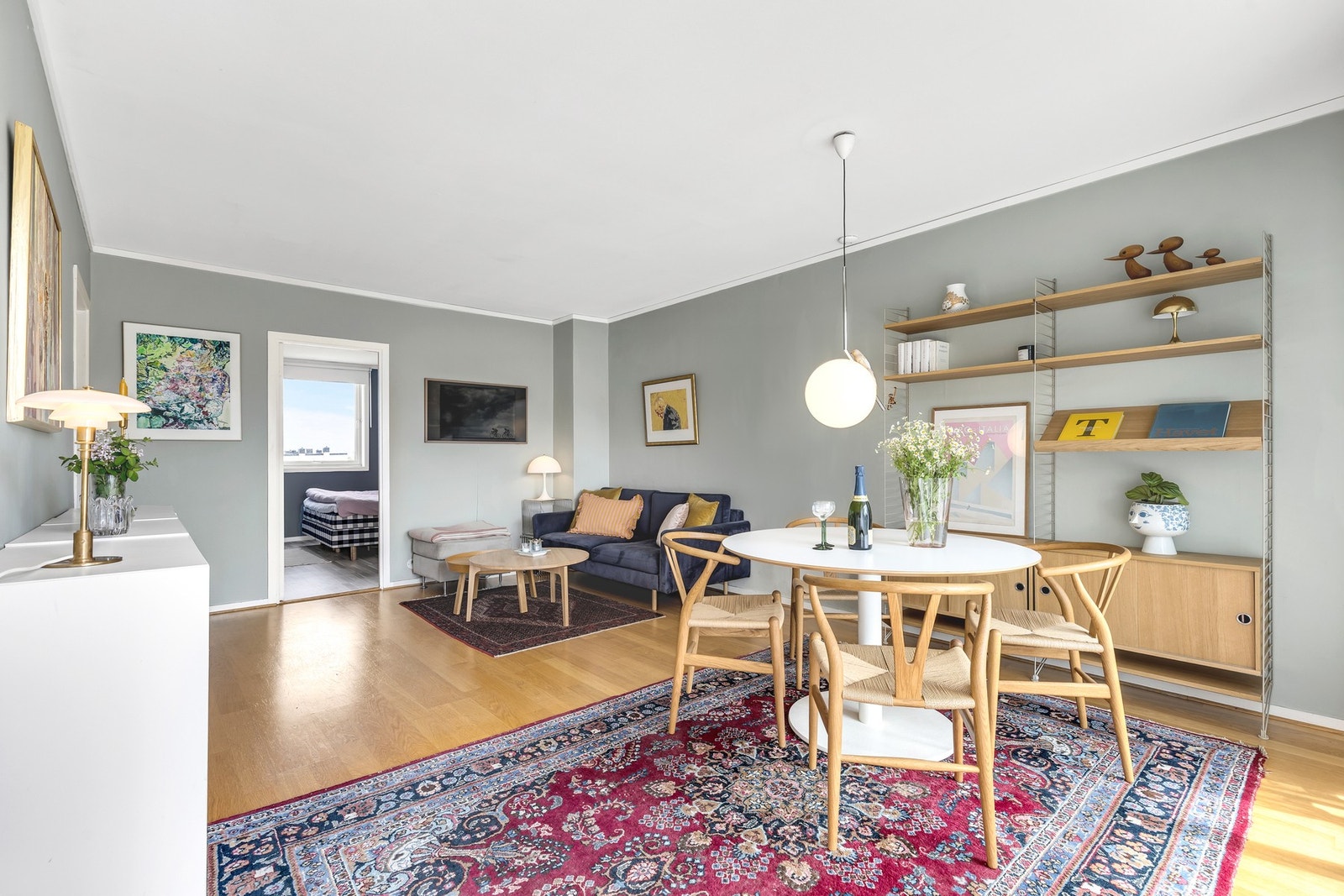 Leiligheten har en åpen og luftig stue på 21,4 kvm. Galleribilde