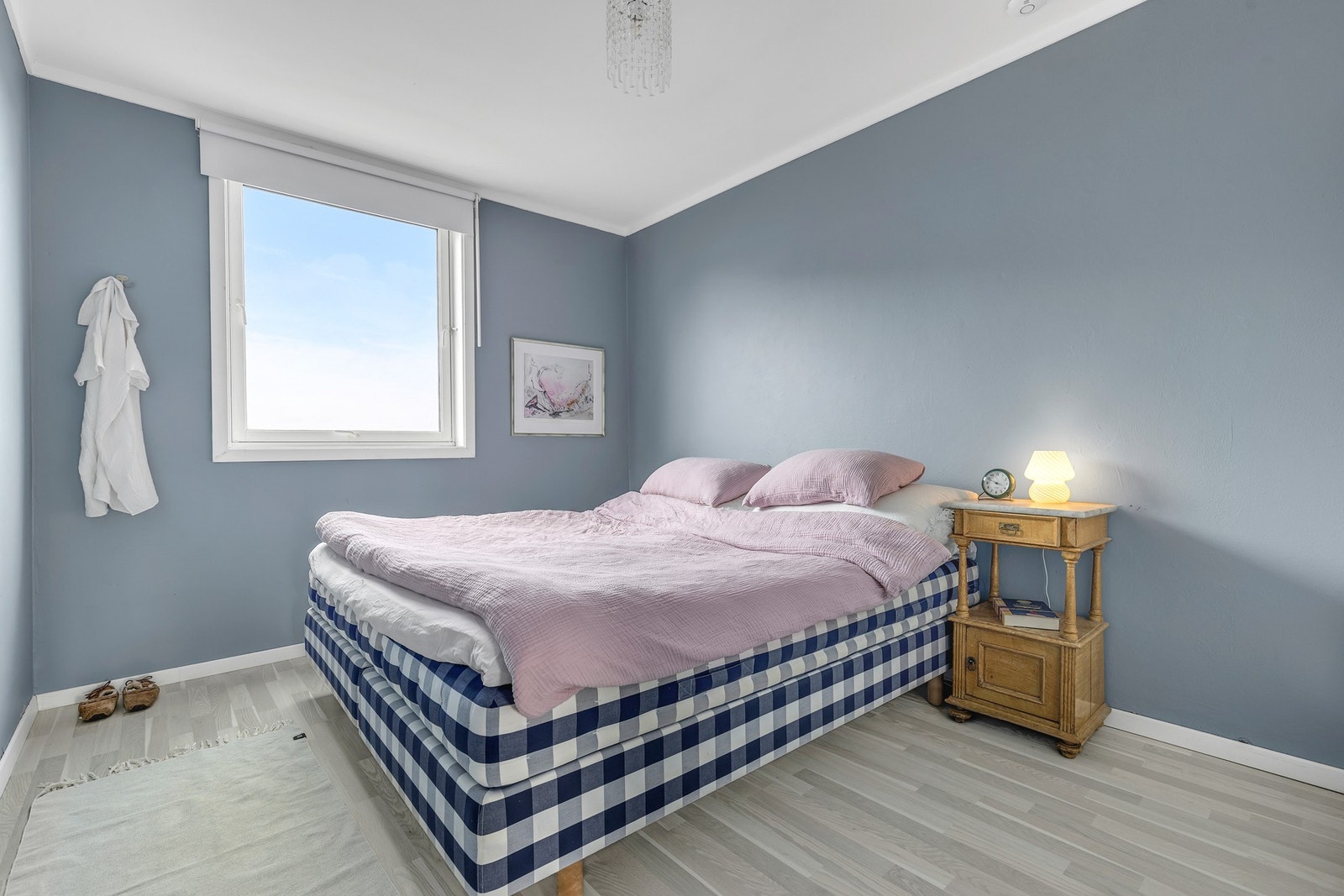 Romslig soverom på 11,2 kvm med god plass til dobbeltseng. Galleribilde