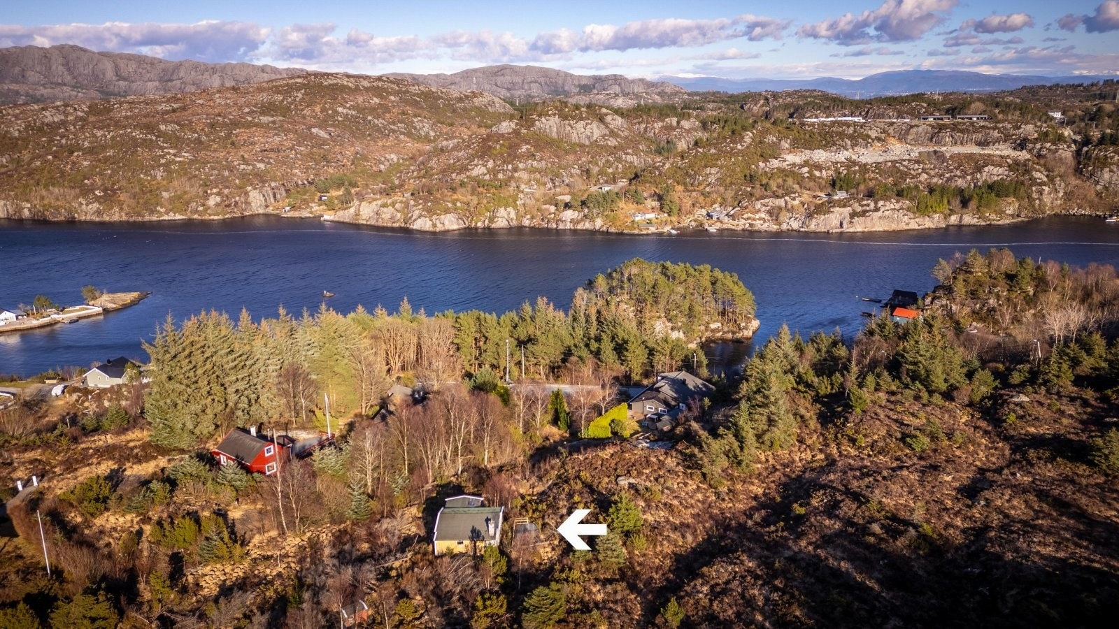 - Solforholdene er utmerkede, med sol fra tidlig morgen til langt utpå kvelden - perfekt for lange sommerdager og rolige kvelder med utsikt mot sjø og skog - Galleribilde