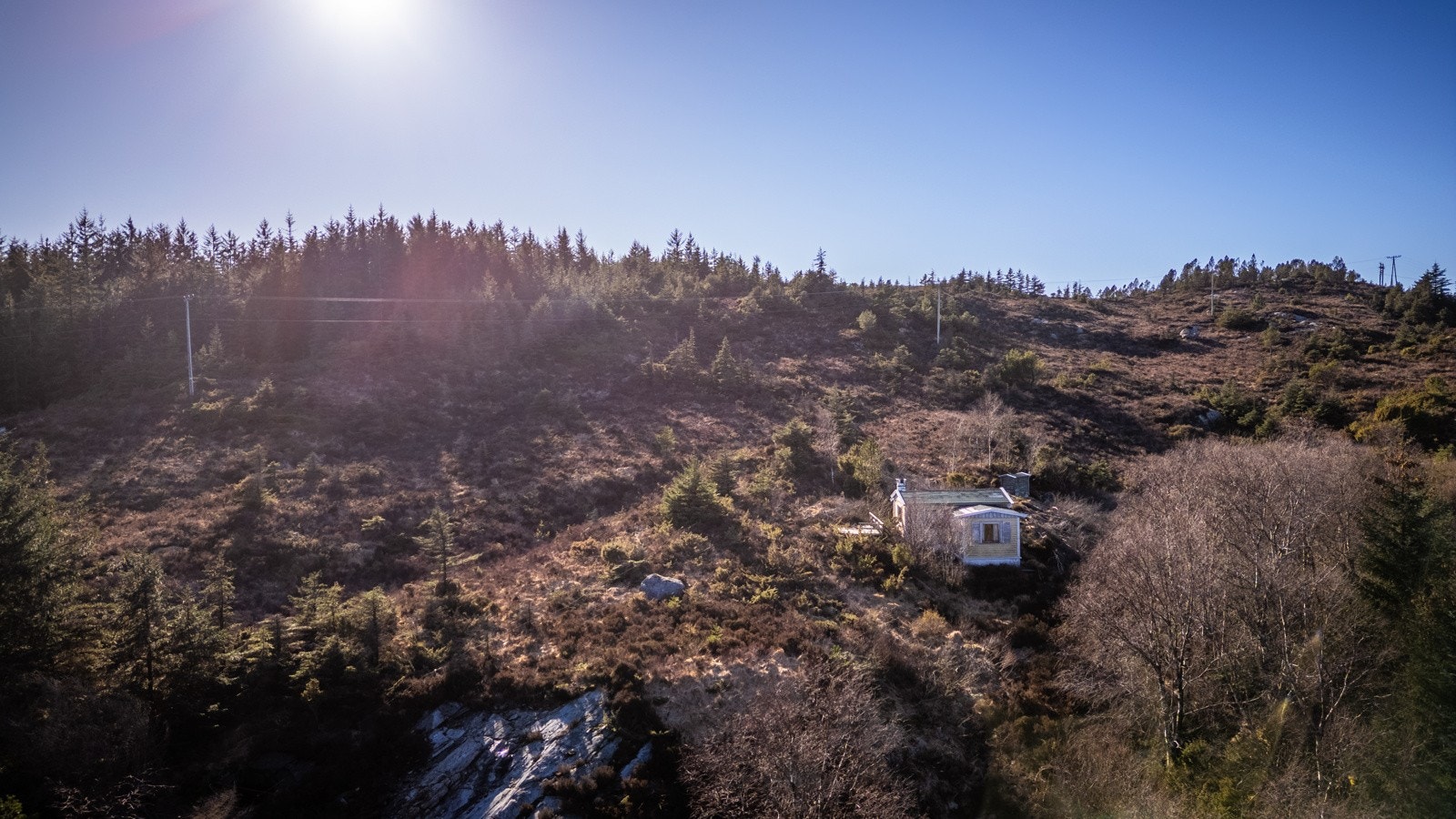 - På eiendommen står det i dag en eldre og forfallen hytte. Denne vurderes som rivningsklar, så du kan tenke helt nytt og skape din egen visjon for stedet. - Galleribilde