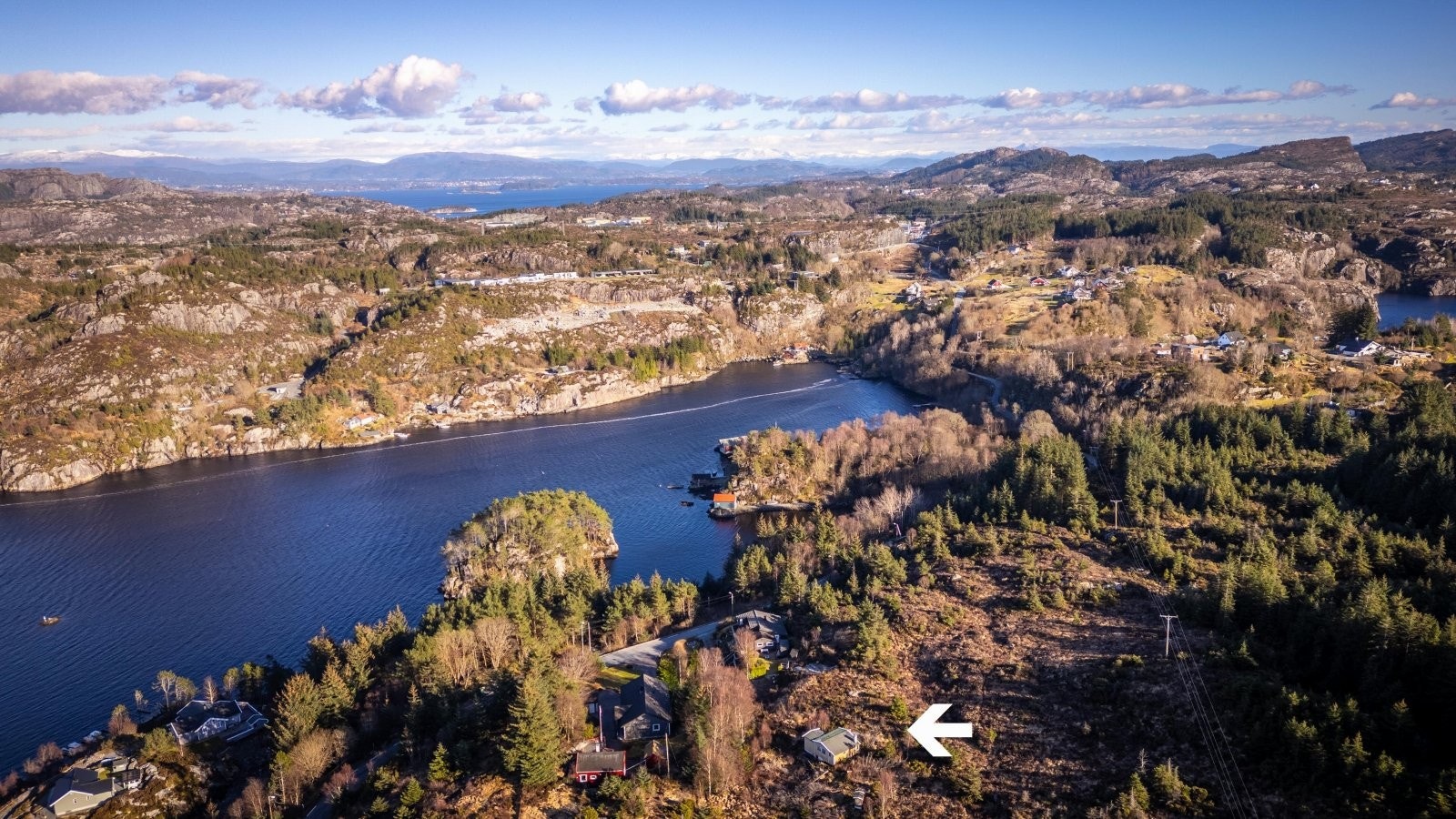 - Kun 3 minutter med bil til Sund Senter med butikker, vinmonopol, treningssenter og bussforbindelser - Galleribilde