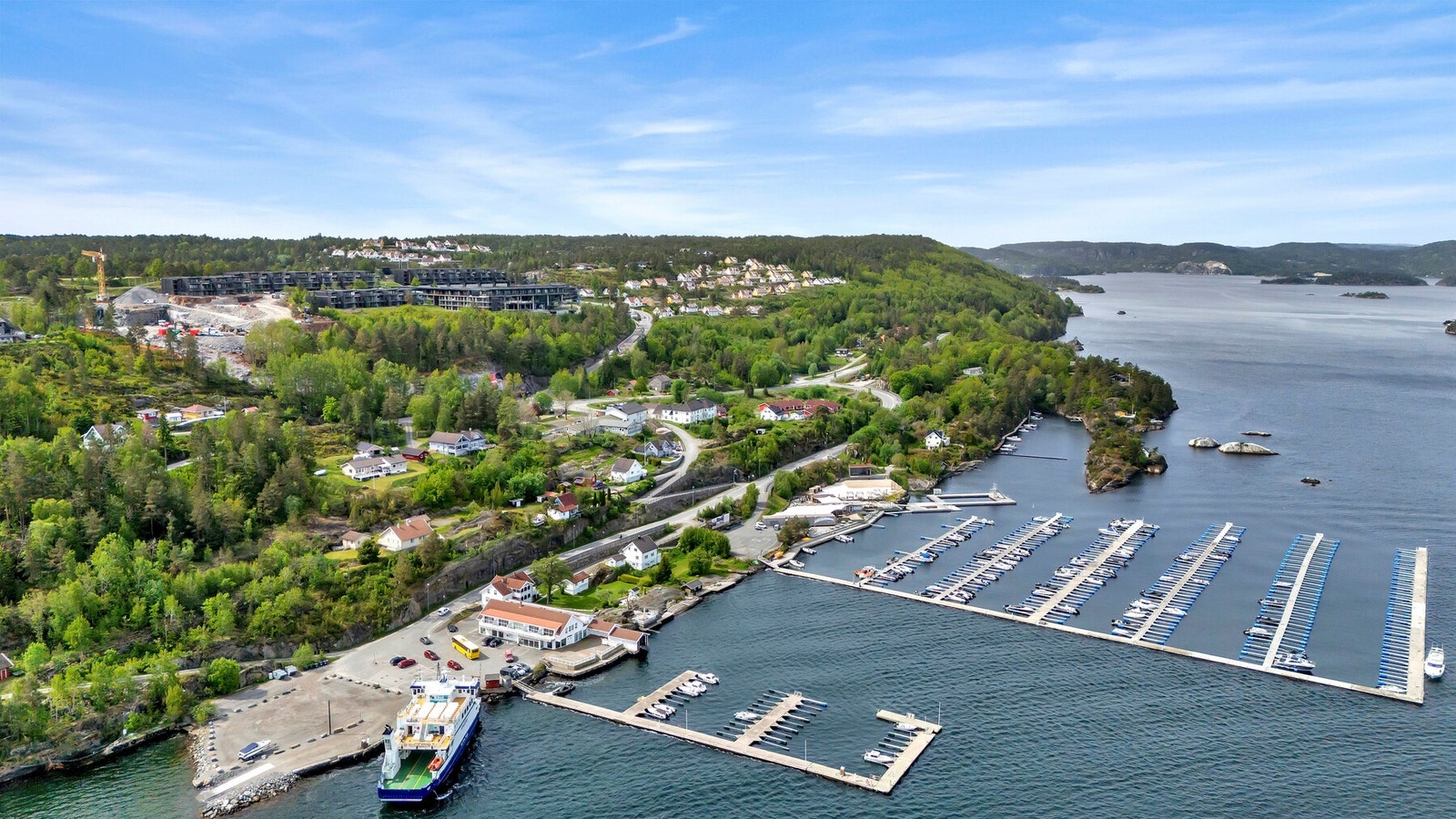 Eiendommen ligger også praktisk til i forhold til transport, med nærhet til ferge som gjør det enkelt å komme seg rundt. Galleribilde