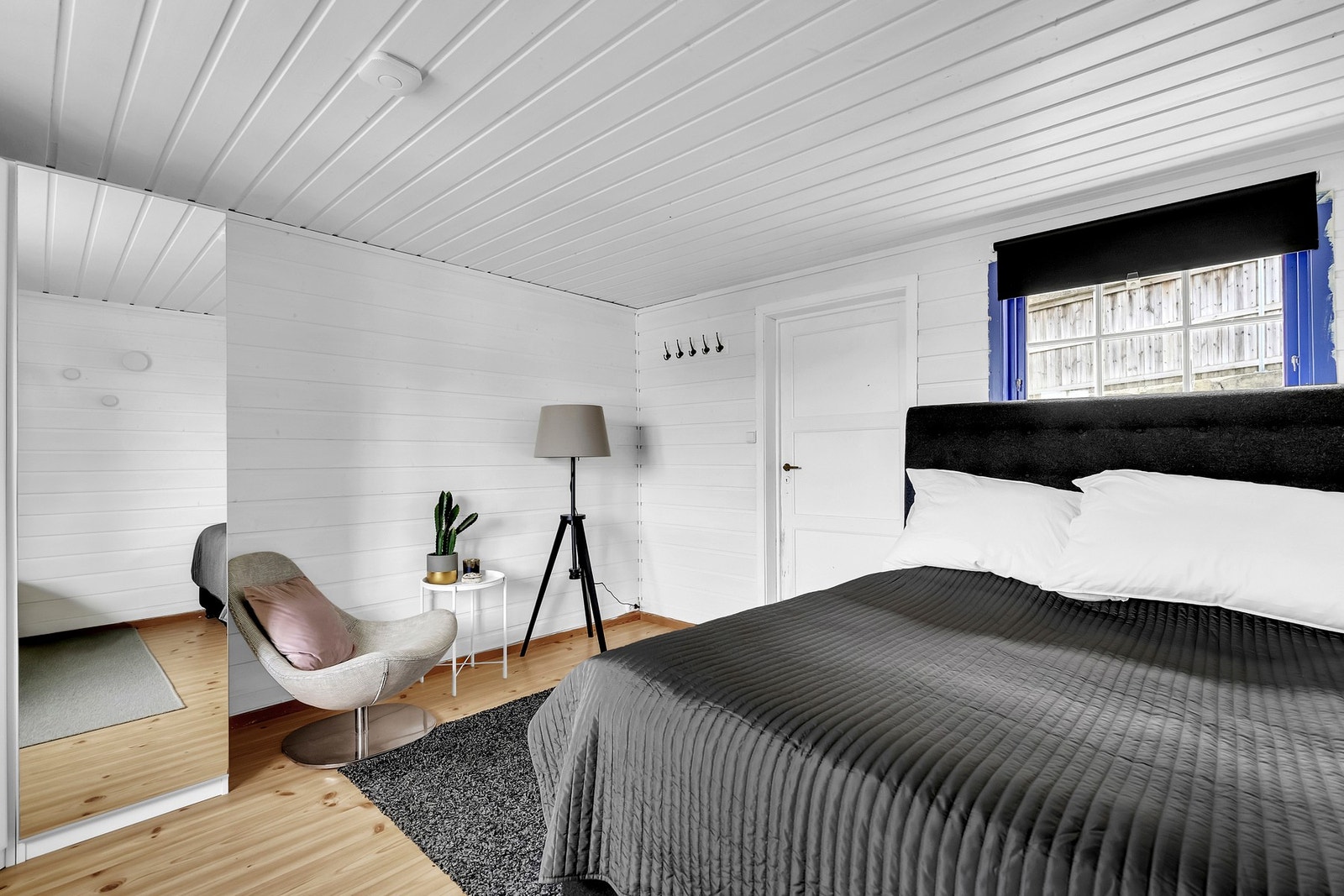 Her er det satt opp en seng i uthuset. Galleribilde