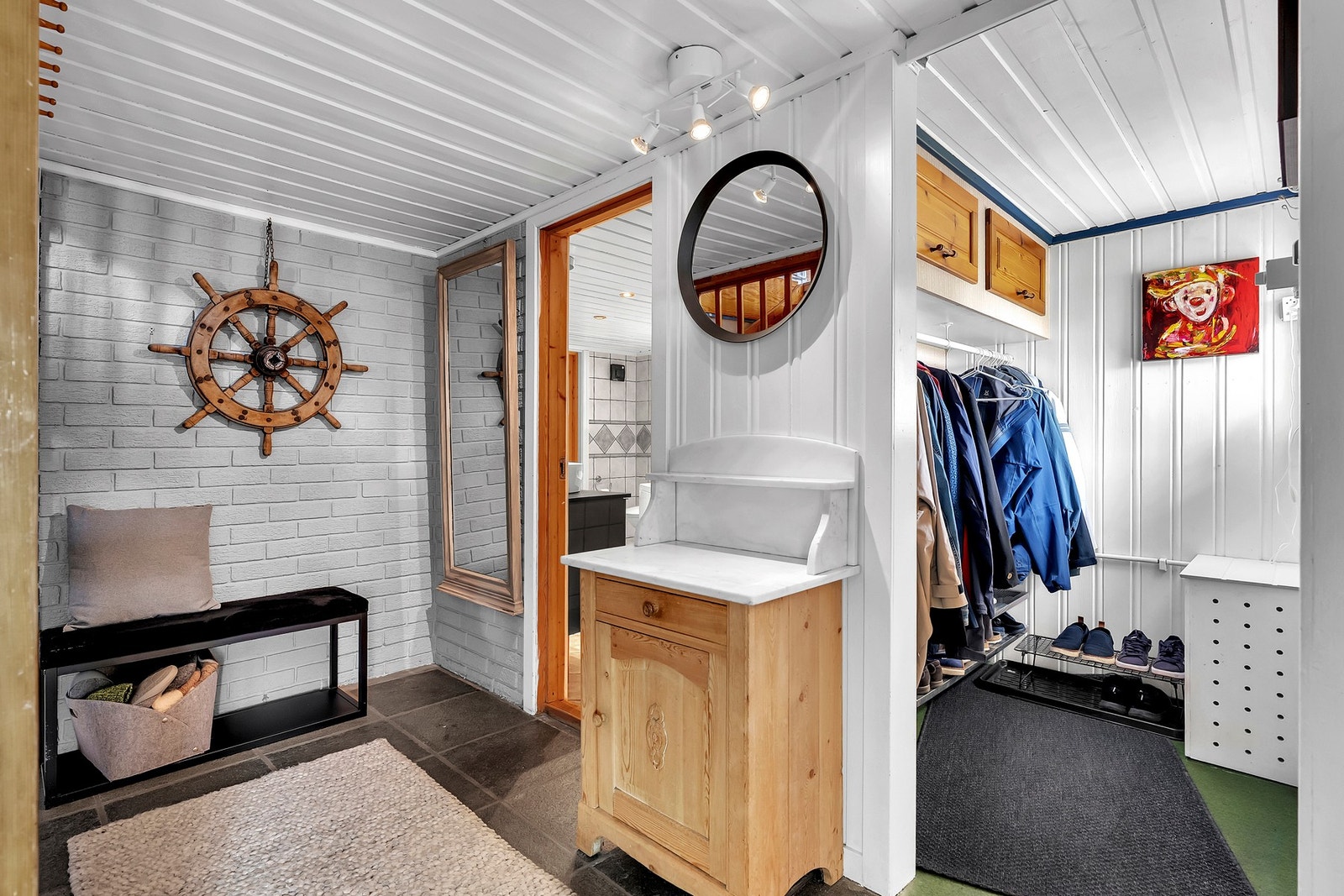 Masse plass til oppbevaring igjennom hele huset. Galleribilde